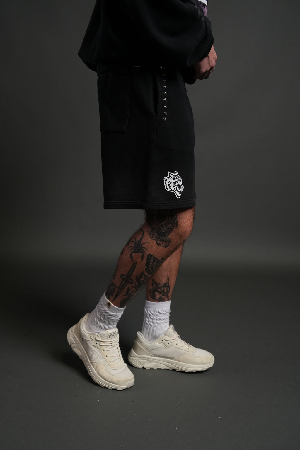 Studded Midnight Wolves Oversized Post Lounge Sweat Shorts in Black Drift Wash — imagem 5