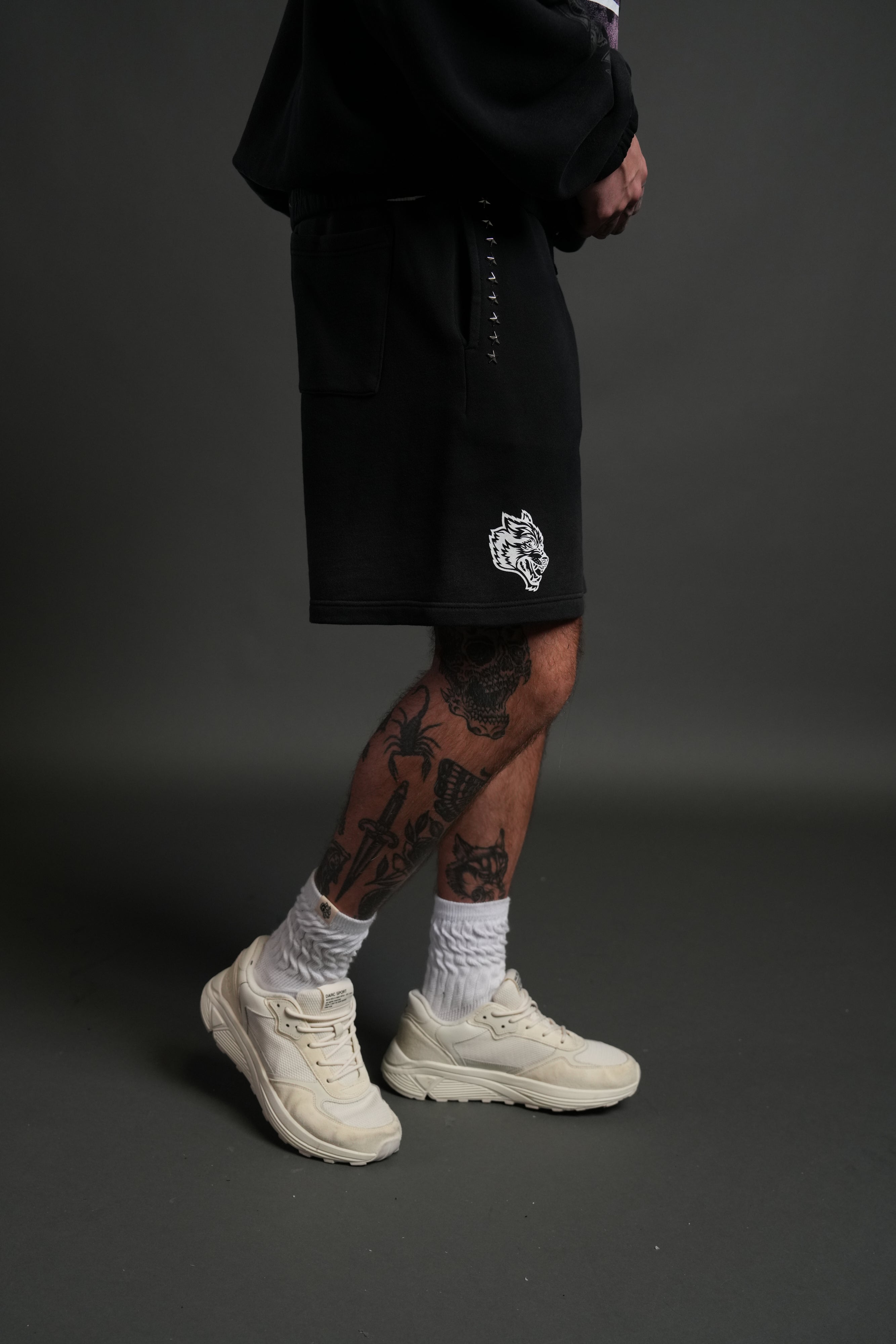 Studded Midnight Wolves Oversized Post Lounge Sweat Shorts in Black Drift Wash — imagem 5