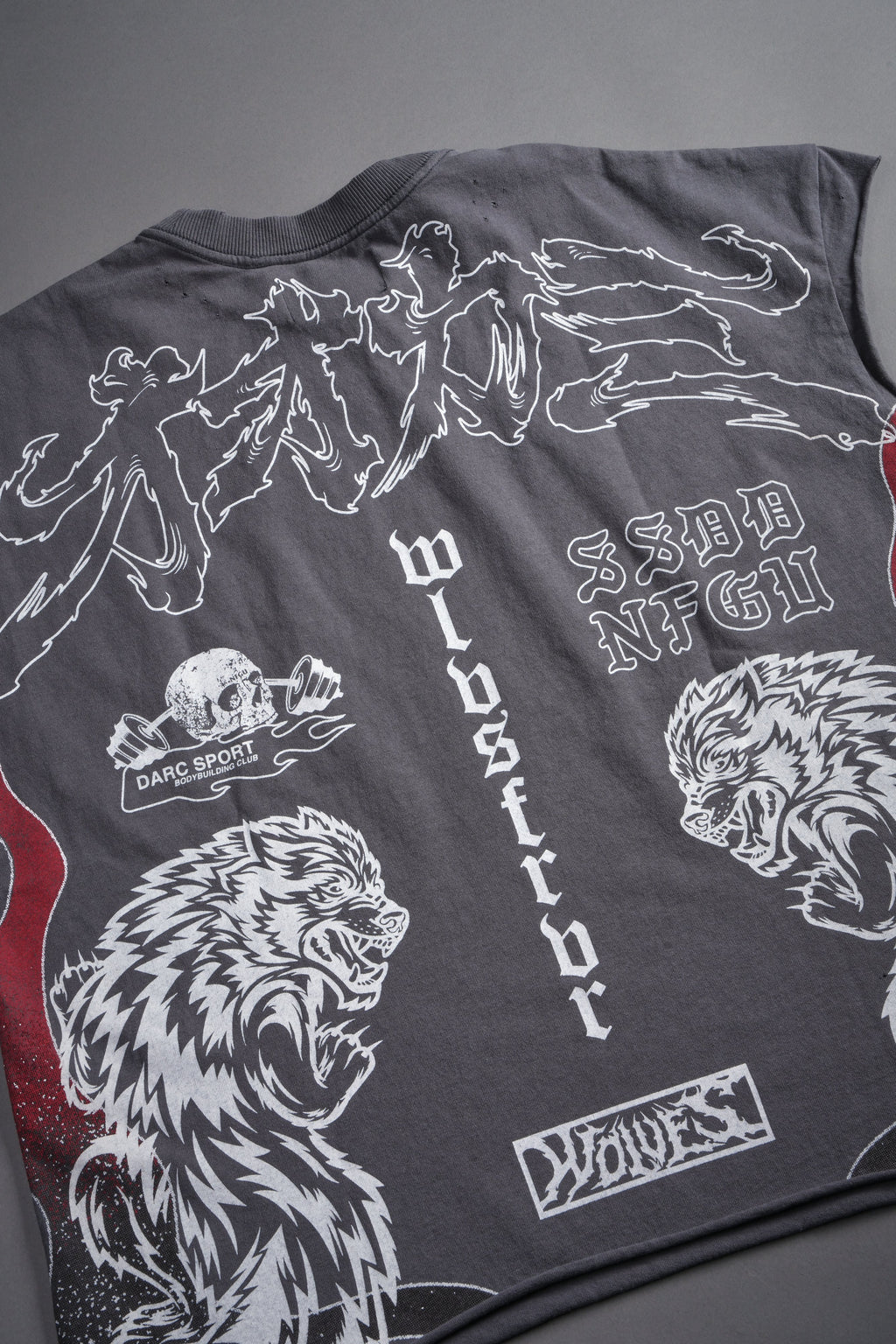 Our Code Distressed Grunge Cut Off Mid Length Raw Hem Tee in Slate Gray — imagem 11