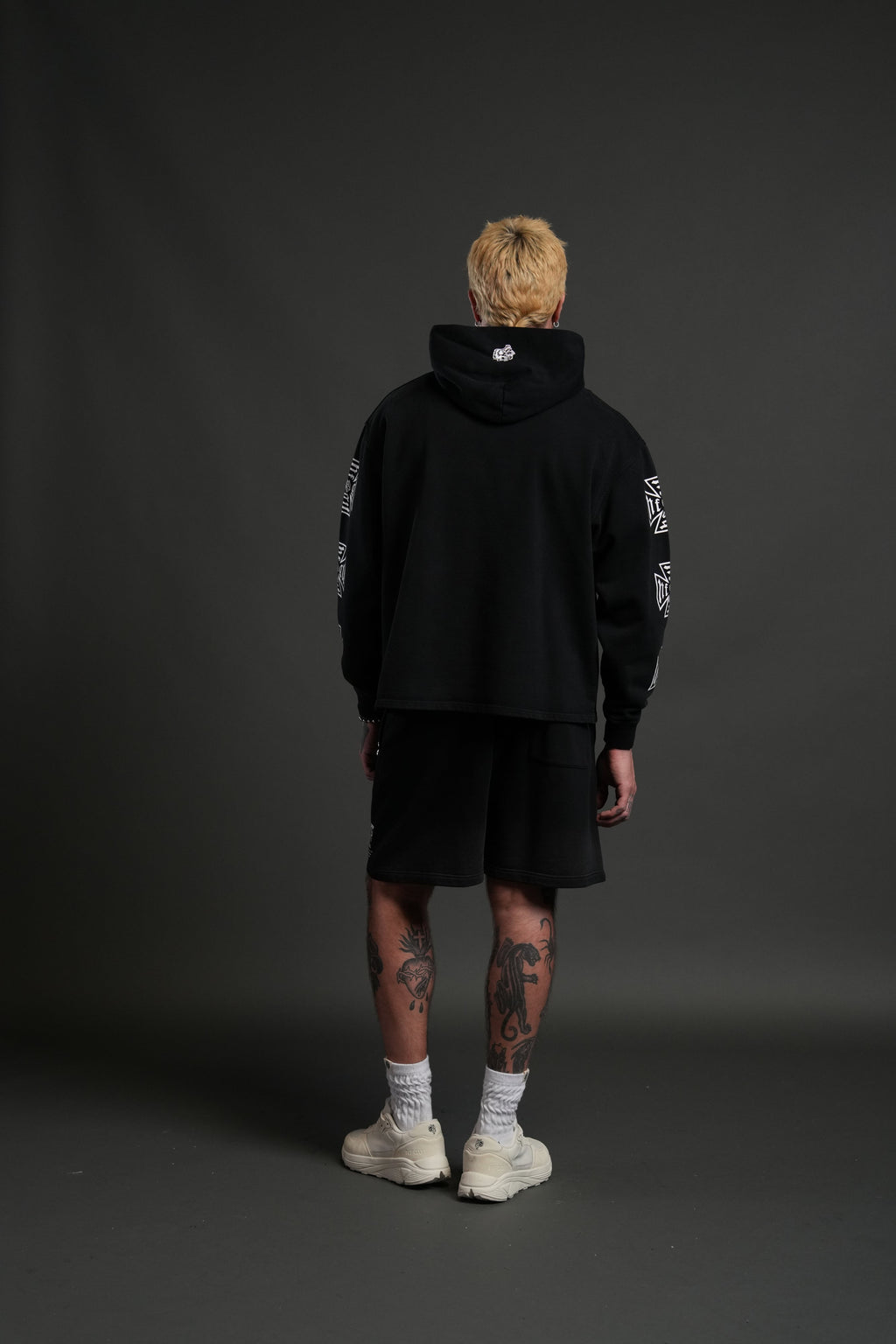 True to Our Core "Moaty" Hoodie in Black Drift Wash — imagem 6
