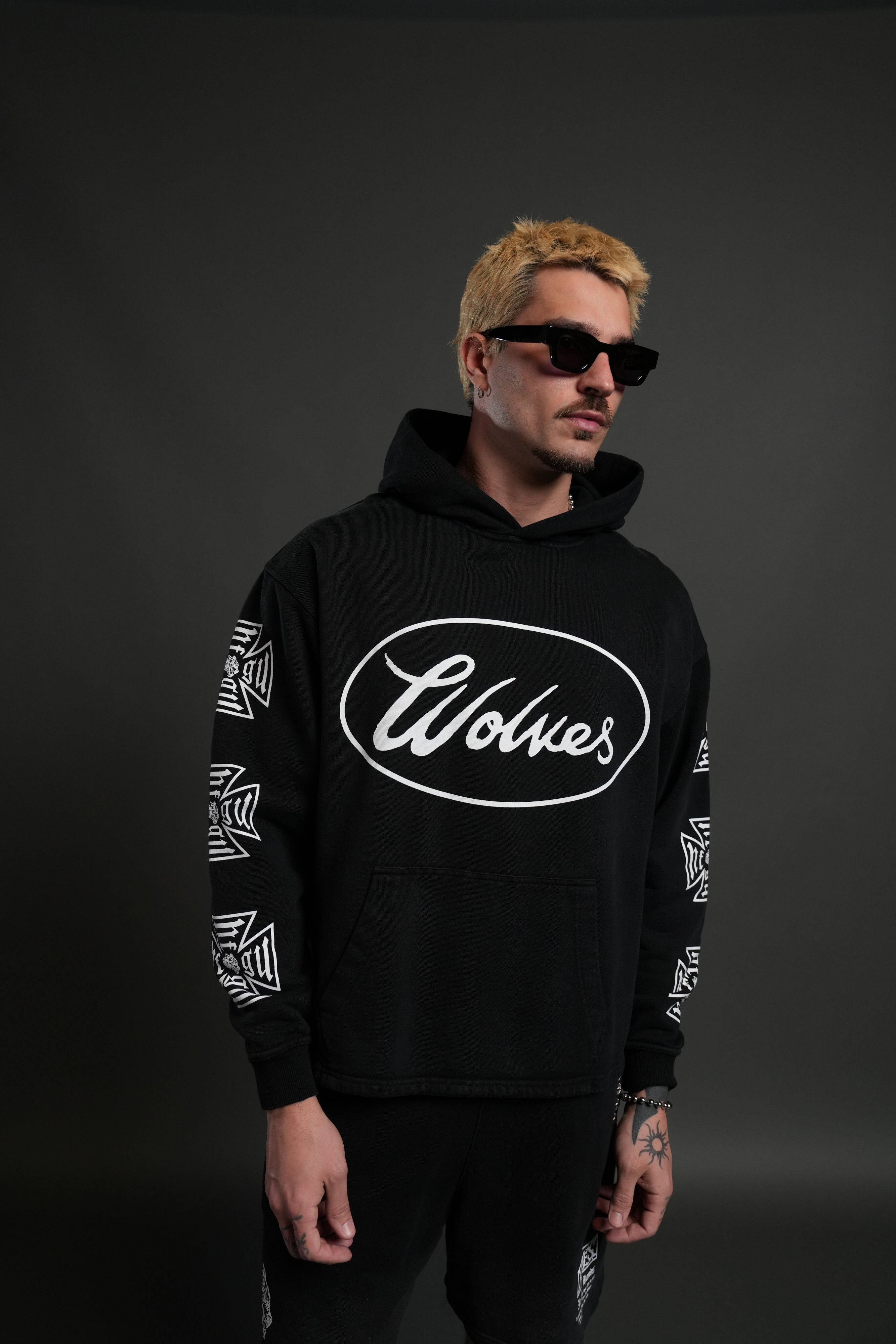 True to Our Core "Moaty" Hoodie in Black Drift Wash — imagem 4