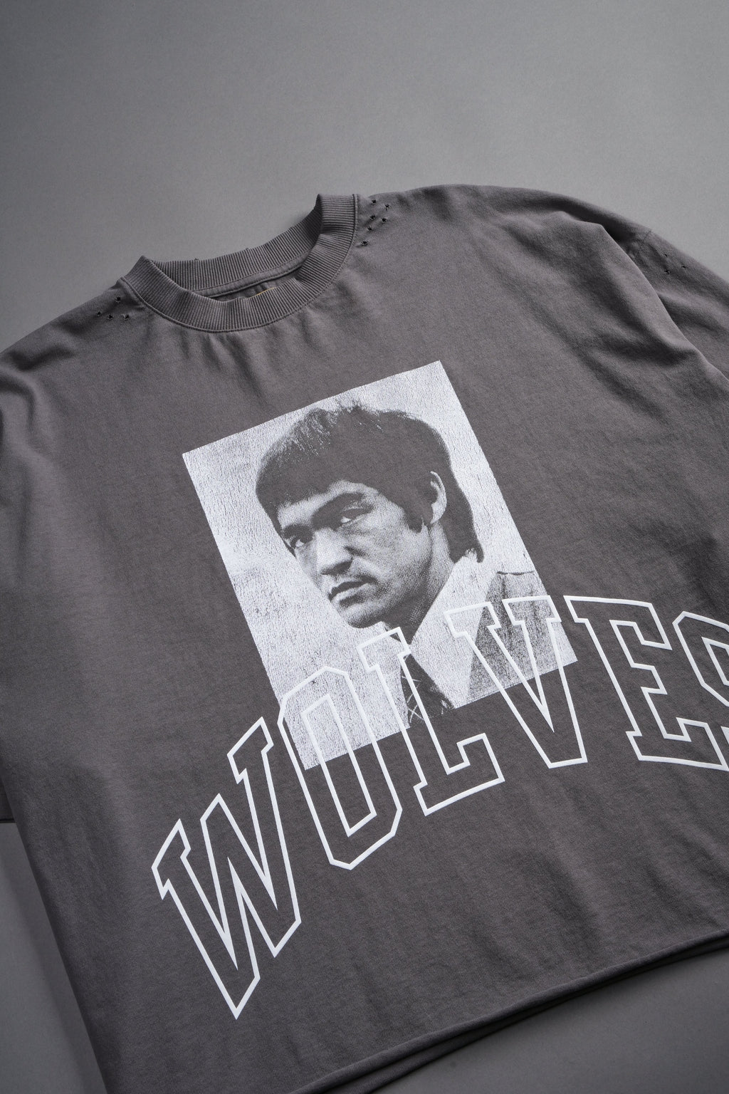 Bruce Lee Forever Distressed Grunge Box Cut Tee V2 in Slate Gray — imagem 16