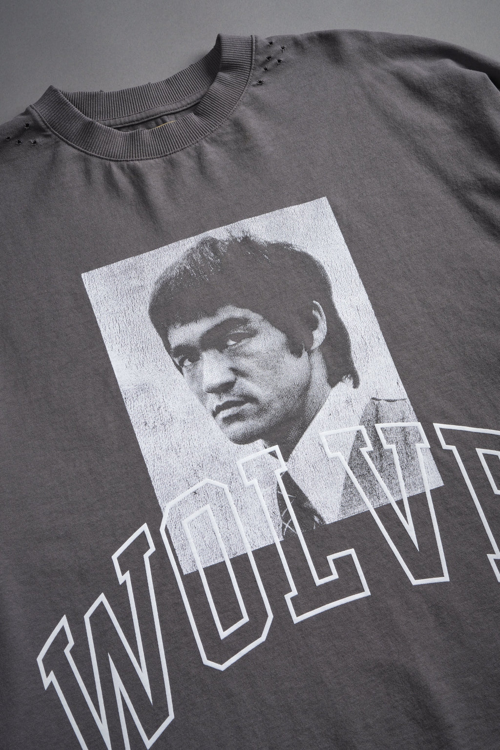 Bruce Lee Forever Distressed Grunge Box Cut Tee V2 in Slate Gray — imagem 17