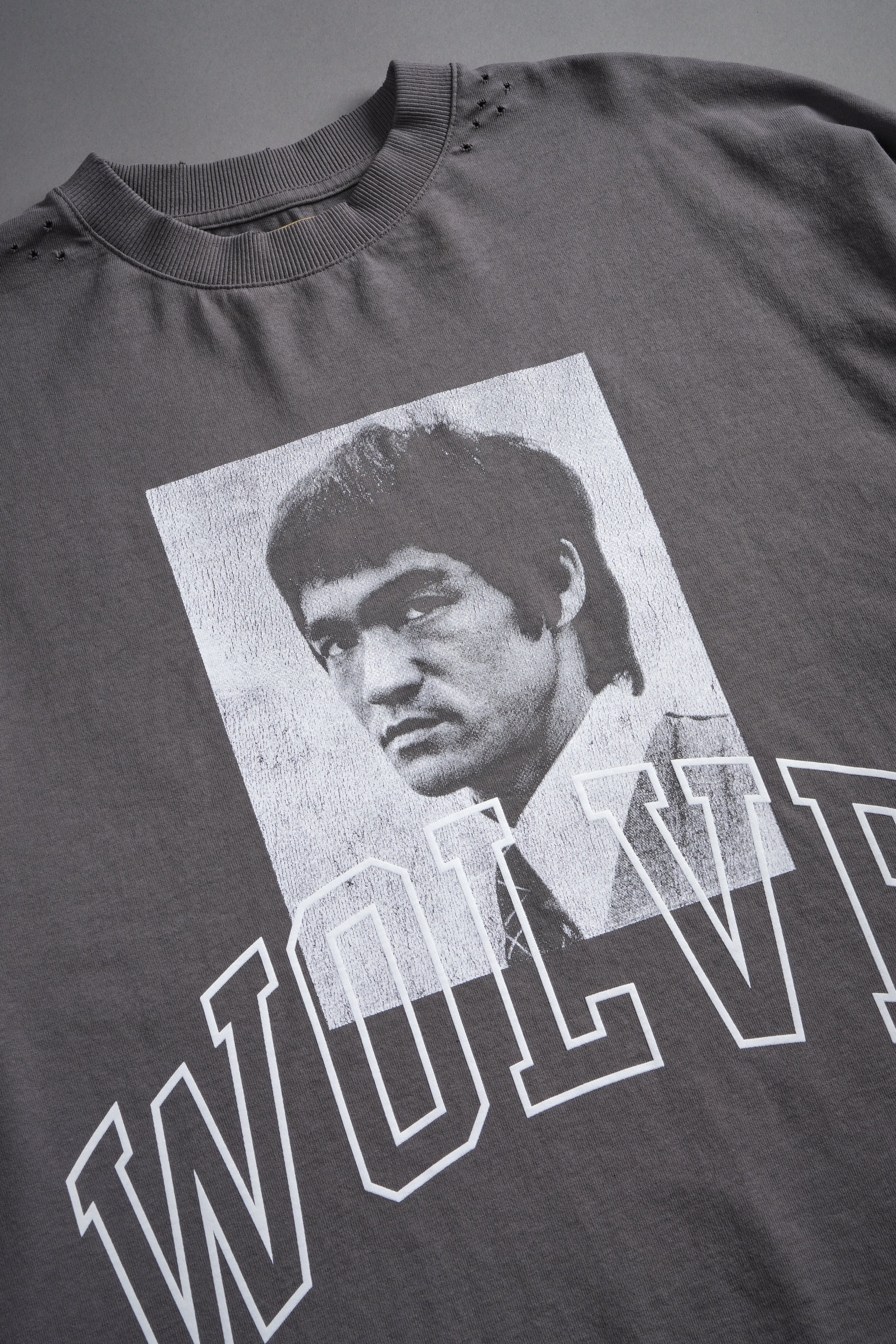 Bruce Lee Forever Distressed Grunge Box Cut Tee V2 in Slate Gray — imagem 17