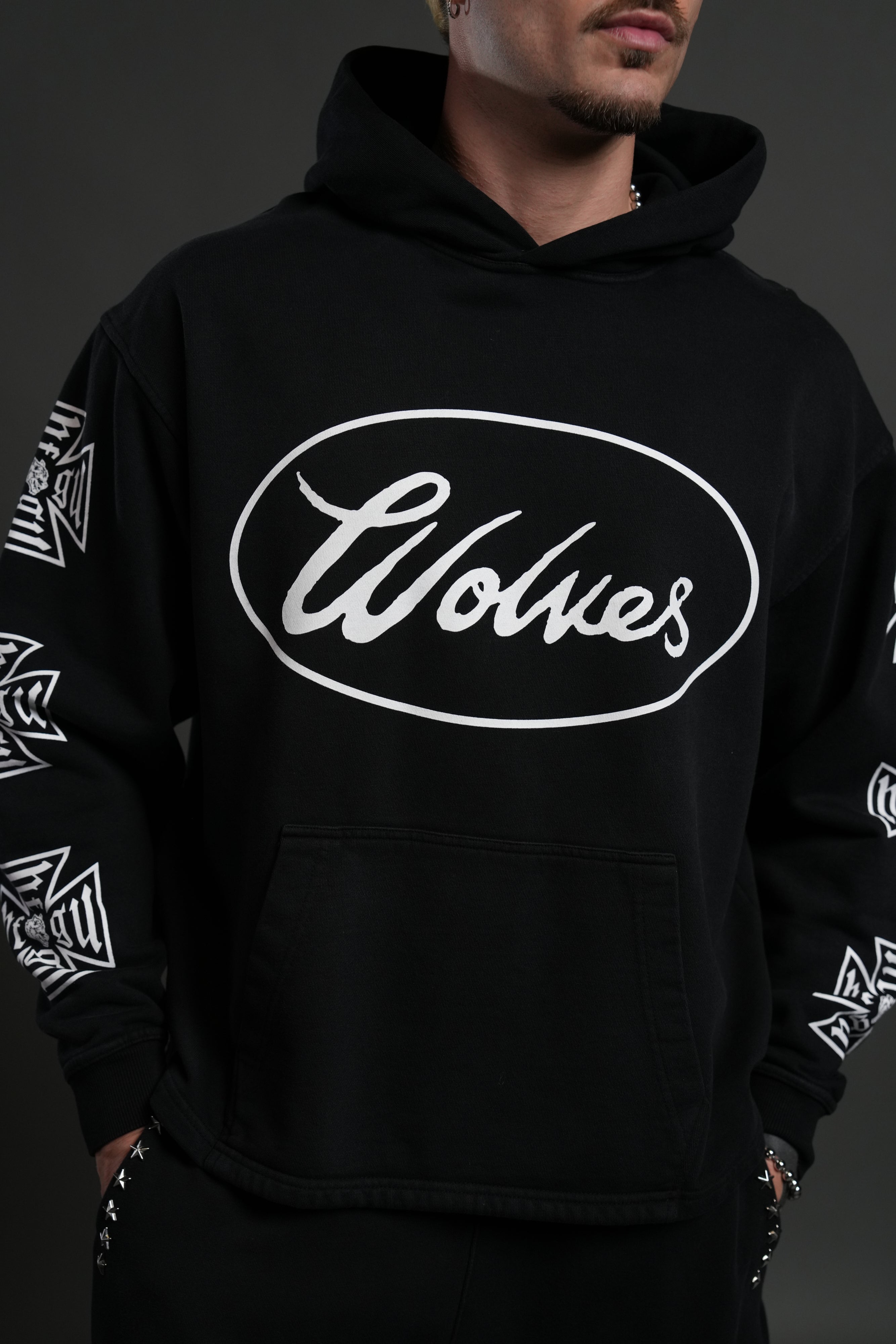 True to Our Core "Moaty" Hoodie in Black Drift Wash — imagem 7