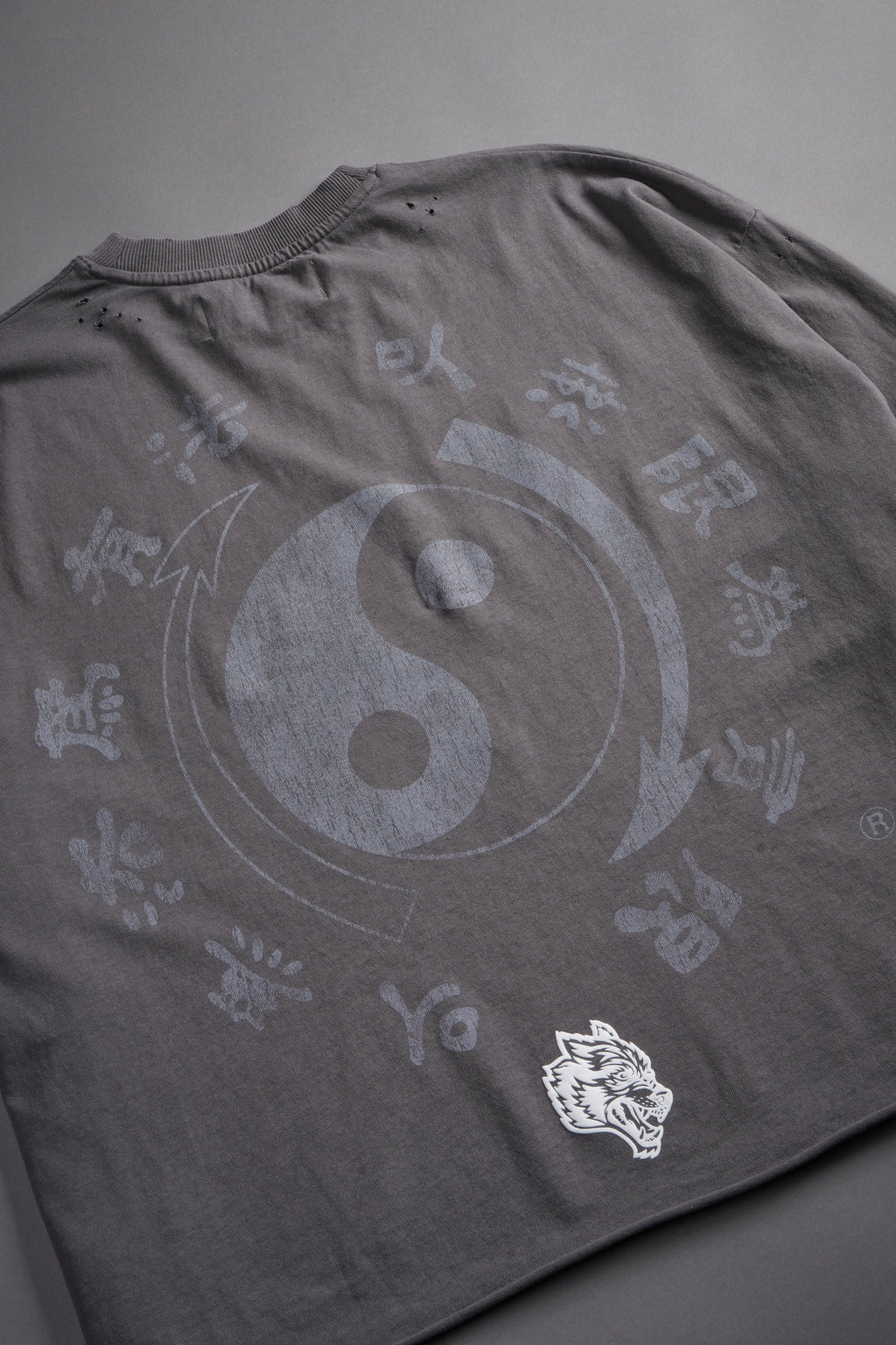 Bruce Lee Forever Distressed Grunge Box Cut Tee V2 in Slate Gray — imagem 19