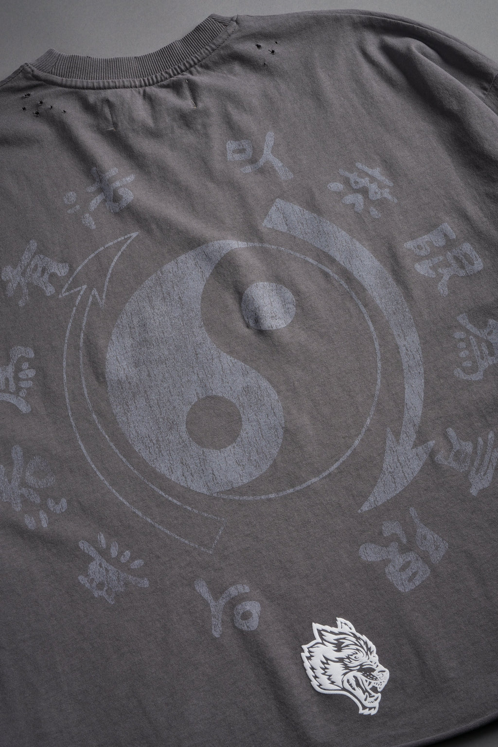 Bruce Lee Forever Distressed Grunge Box Cut Tee V2 in Slate Gray — imagem 20