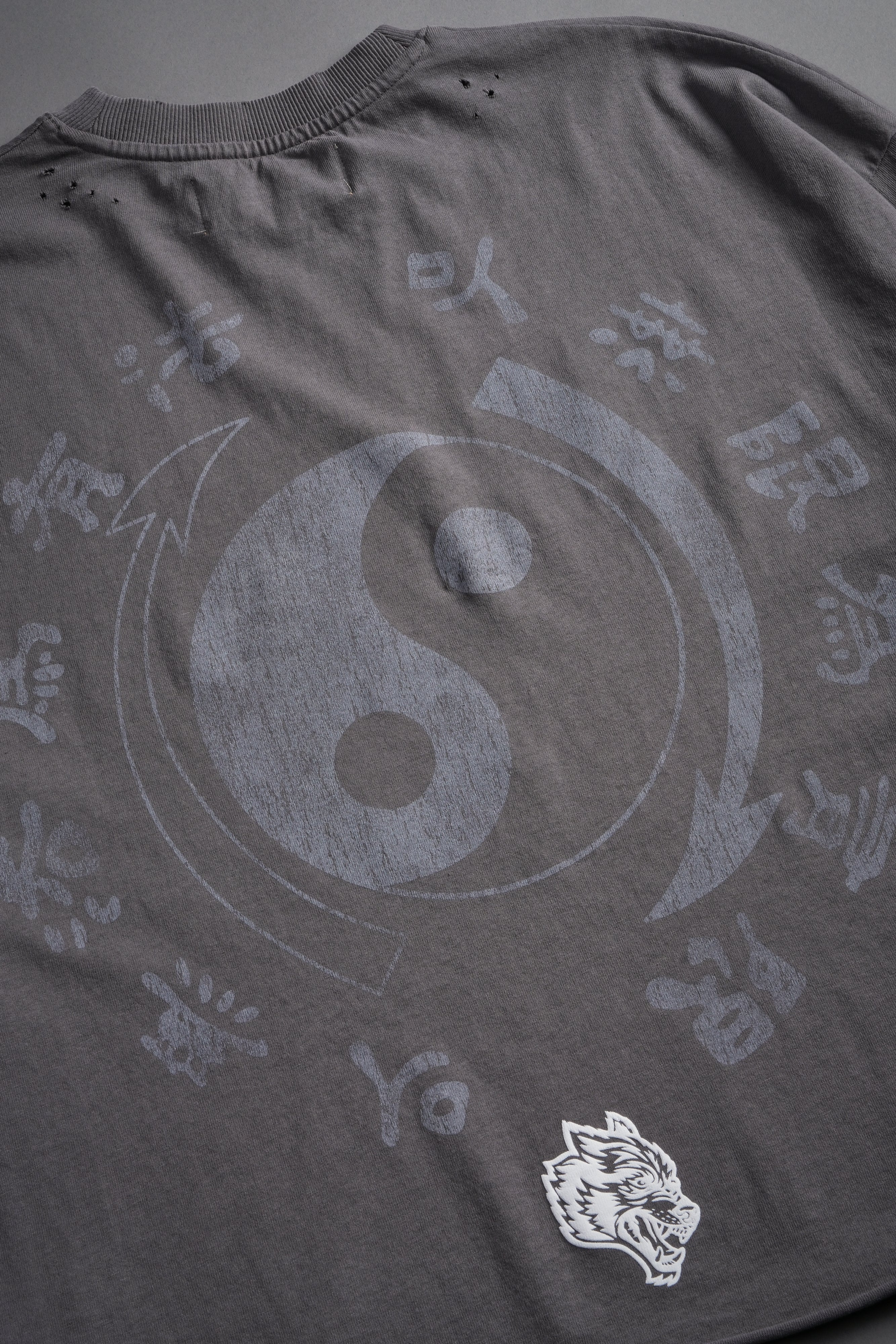 Bruce Lee Forever Distressed Grunge Box Cut Tee V2 in Slate Gray — imagem 20