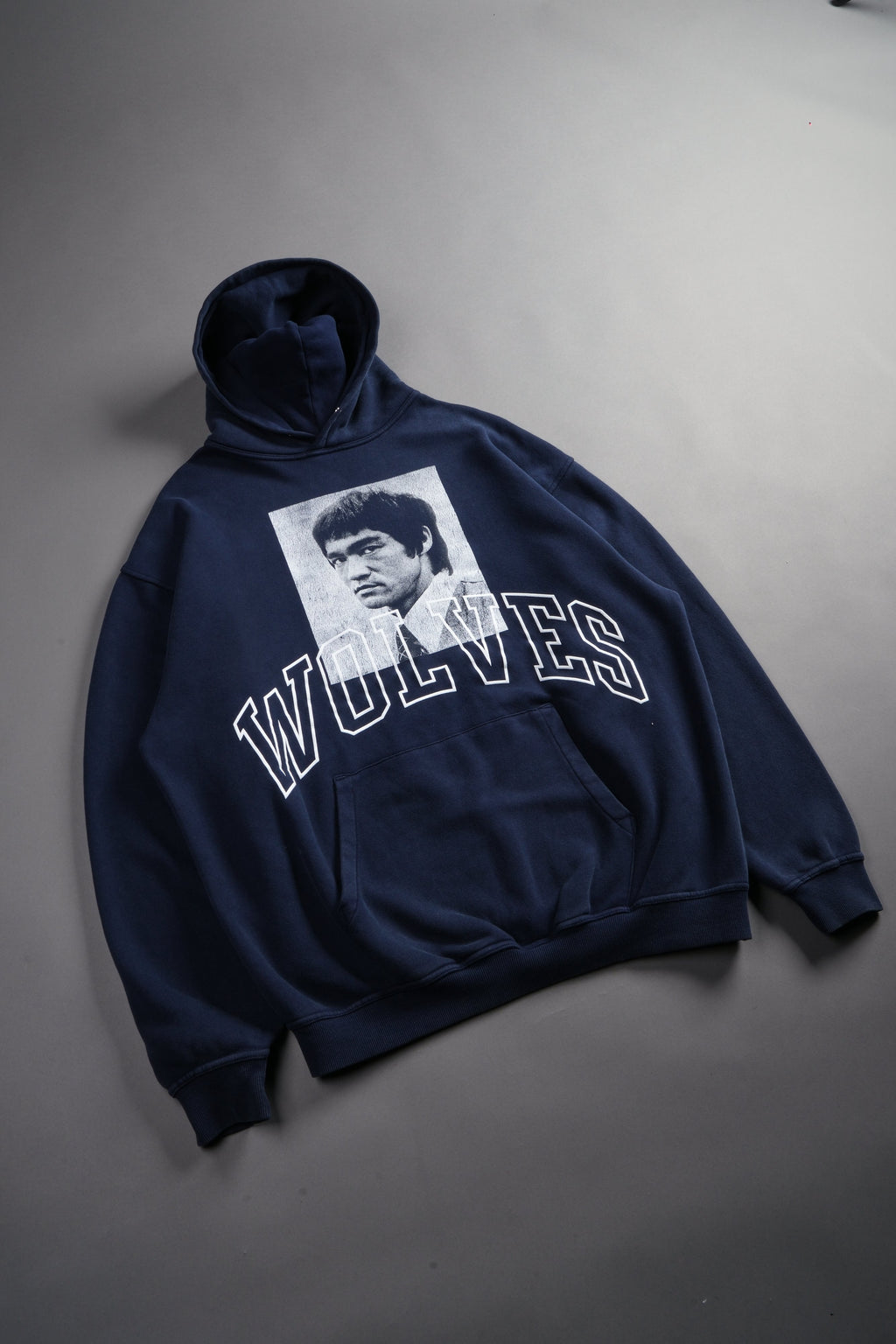 Bruce Lee Forever Pierce Hoodie in Navy — imagem 15
