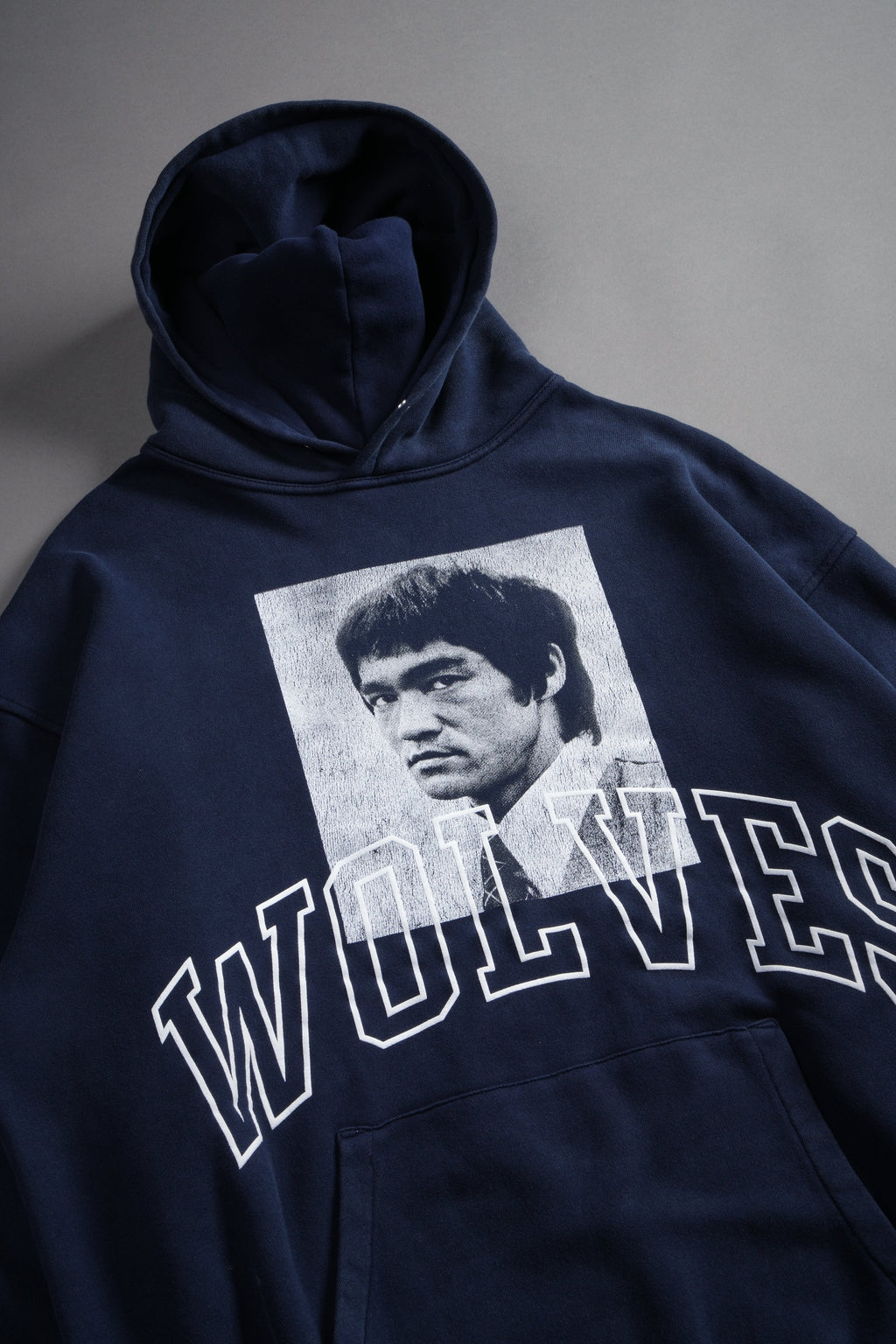 Bruce Lee Forever Pierce Hoodie in Navy — imagem 16