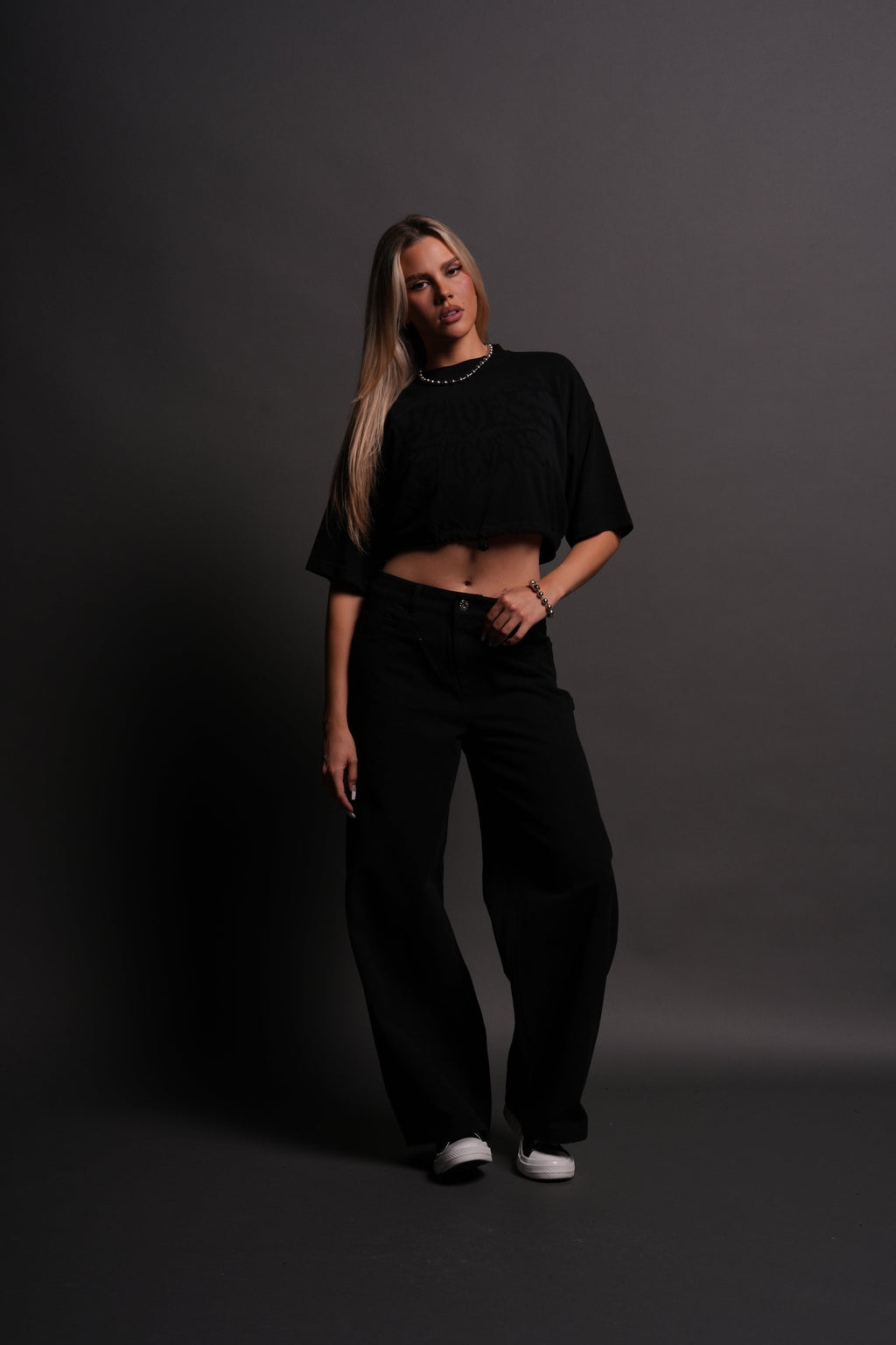 Forged From Iron Bungee Cropped Tee in Black Horizon Sun Fade — imagem 5