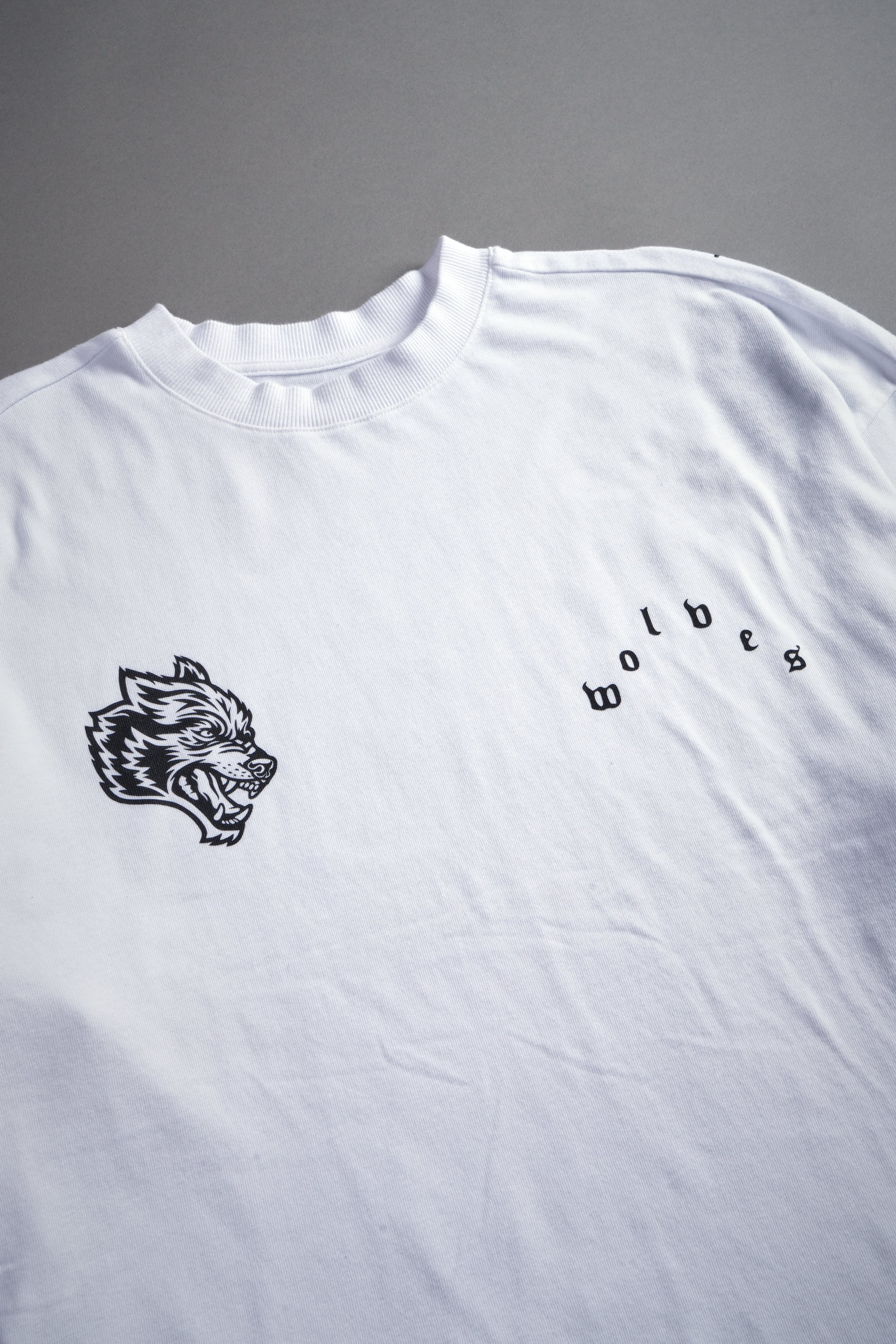 Shao Kahn Premium Oversized Tee in White — imagem 9