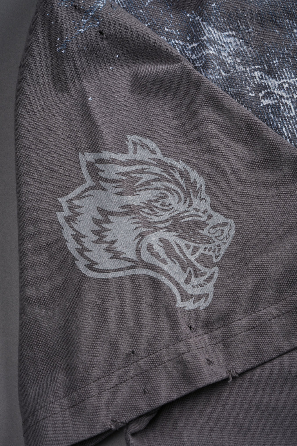 Sub-Zero Distressed Grunge Box Cut Tee V2 in Slate Gray — imagem 12