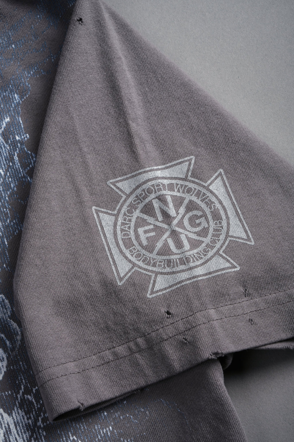 Sub-Zero Distressed Grunge Box Cut Tee V2 in Slate Gray — imagem 13