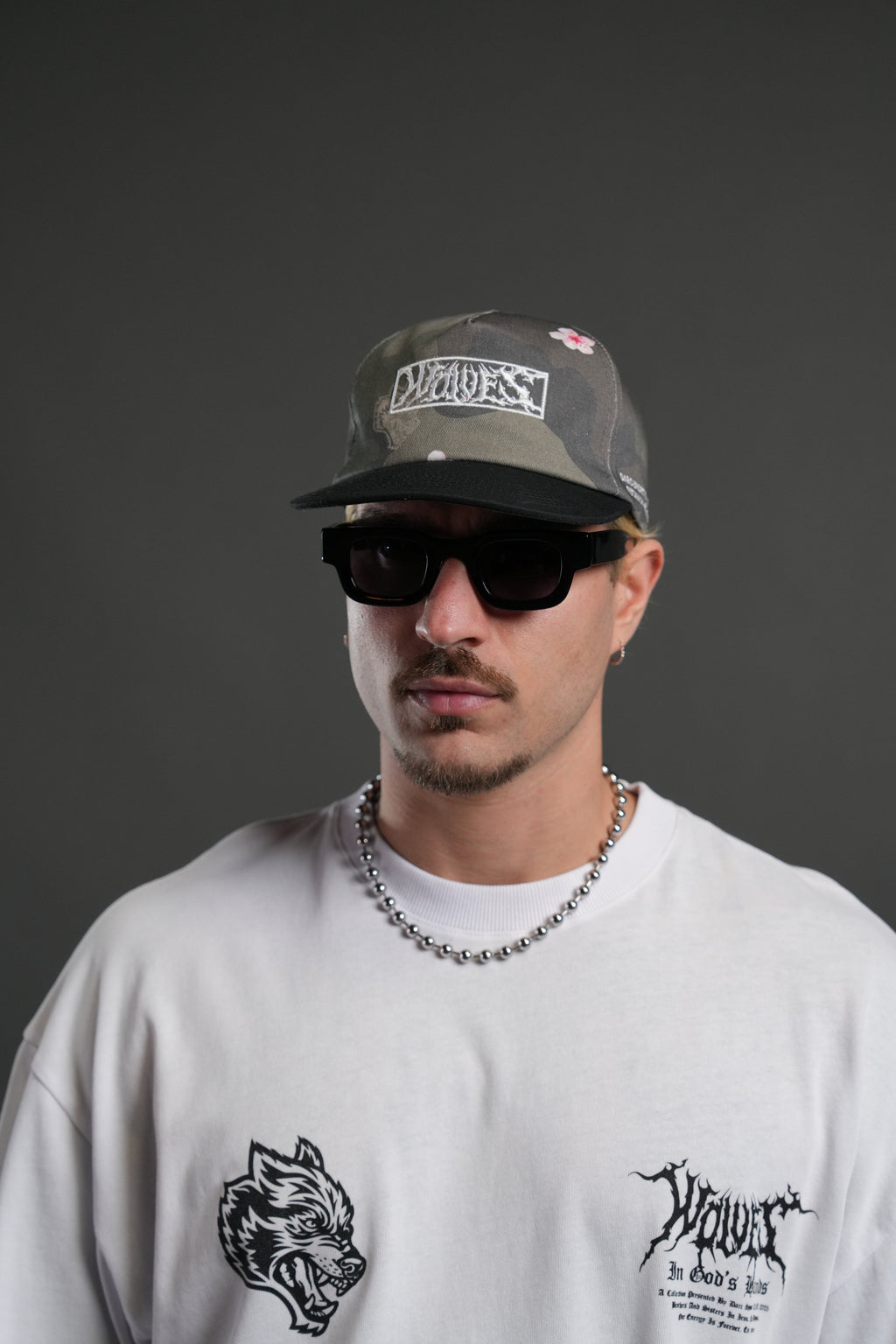 Midnight Wolves Vintage 5 Panel Hat in Vintage Blossom Woodland Camo — imagem 2