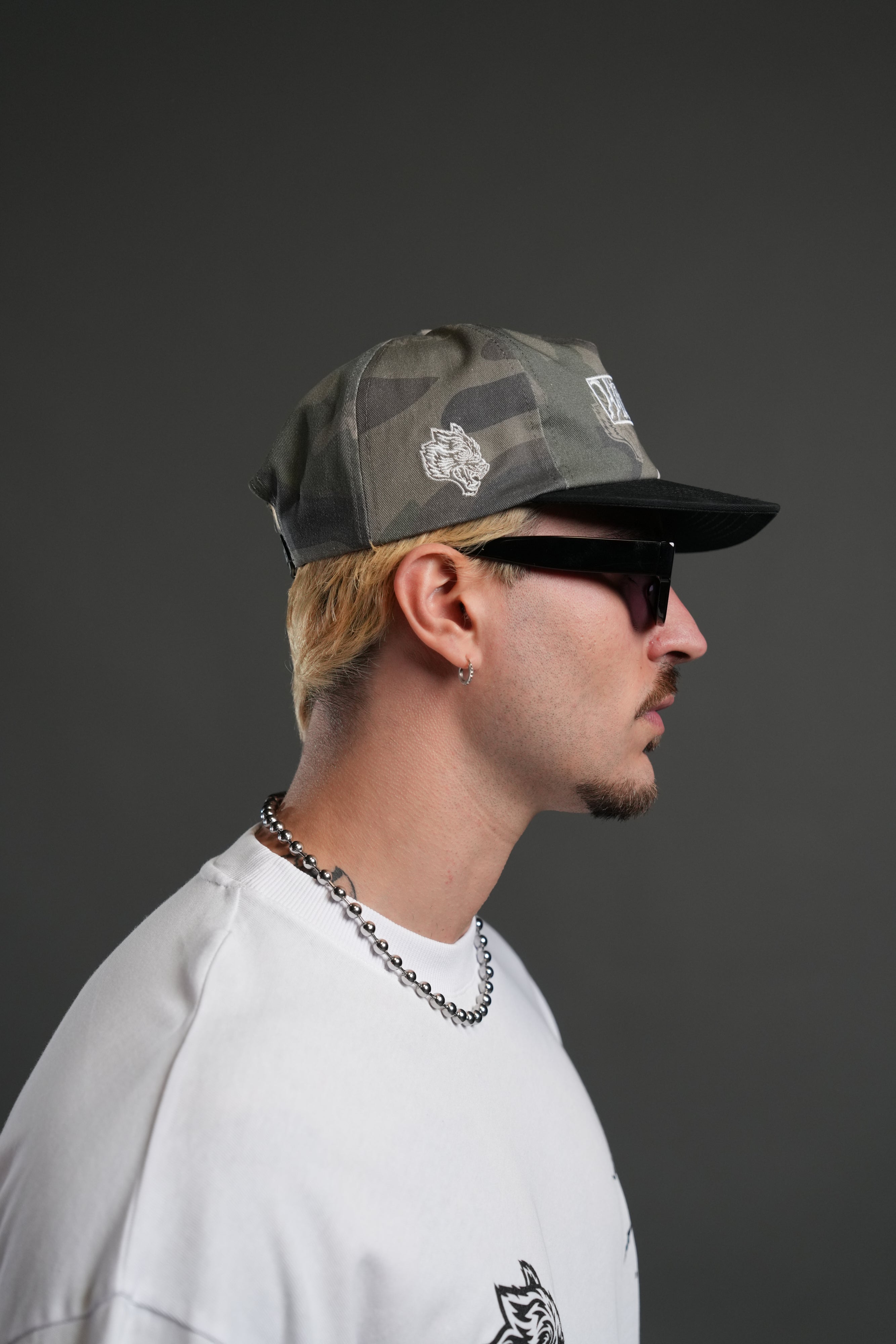 Midnight Wolves Vintage 5 Panel Hat in Vintage Blossom Woodland Camo — imagem 6