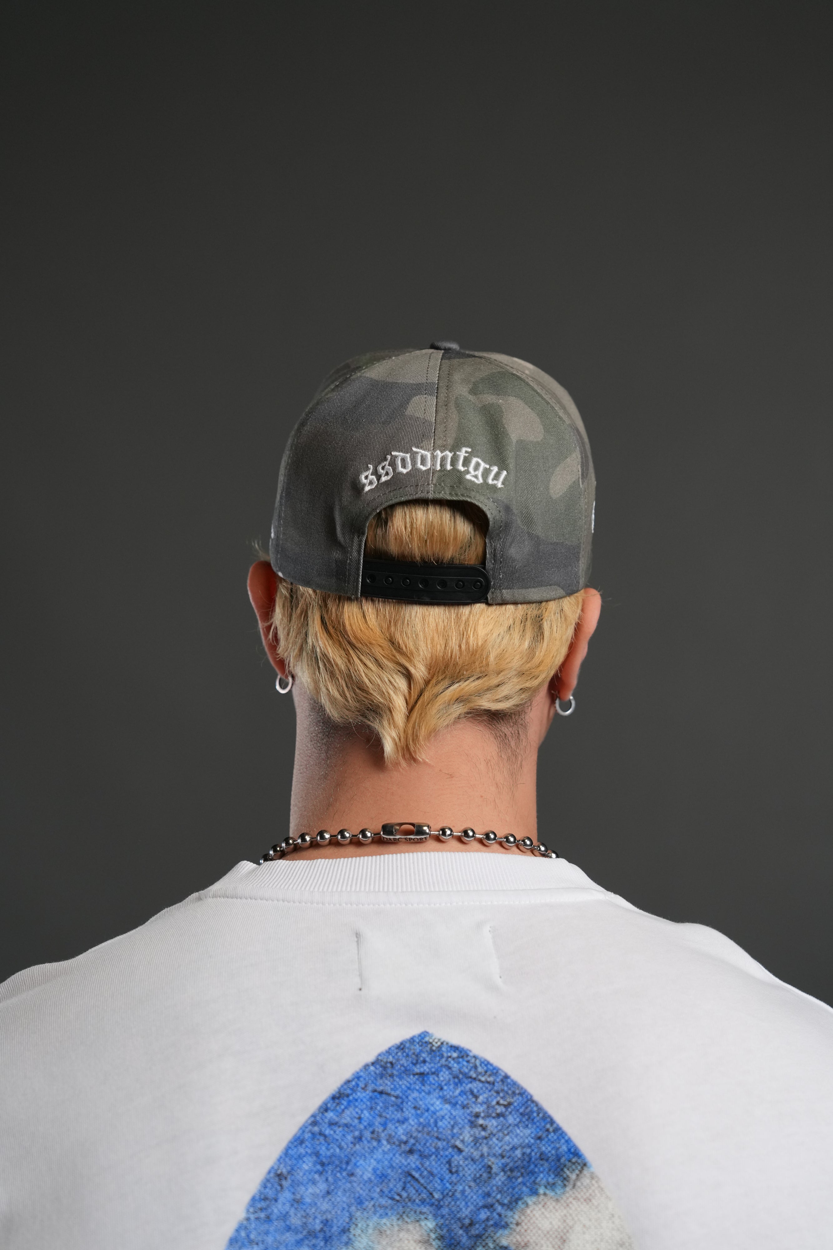 Midnight Wolves Vintage 5 Panel Hat in Vintage Blossom Woodland Camo — imagem 4