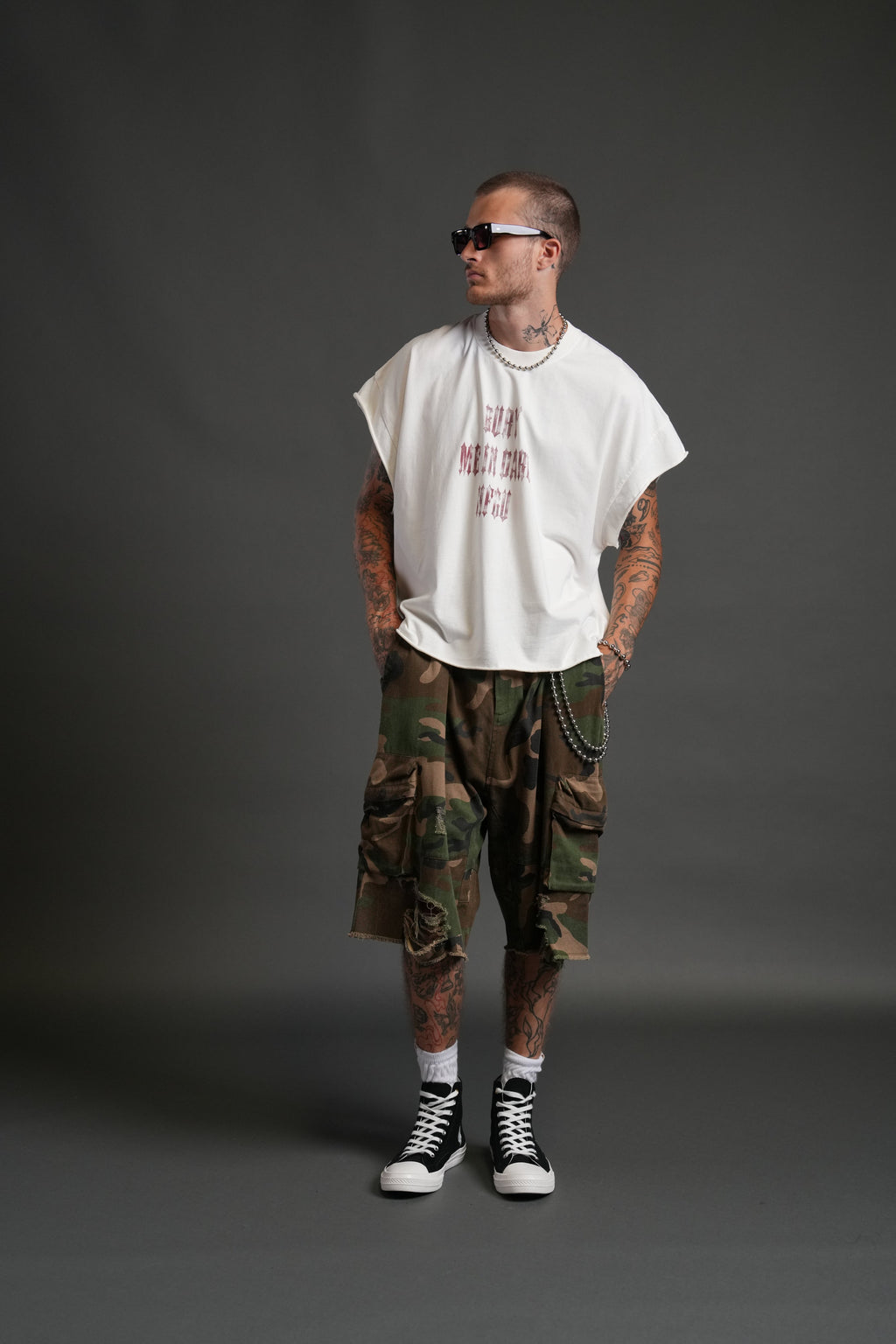 Bury Me in Darc Forever Grunge Cut-Off Tee in Cream — imagem 5