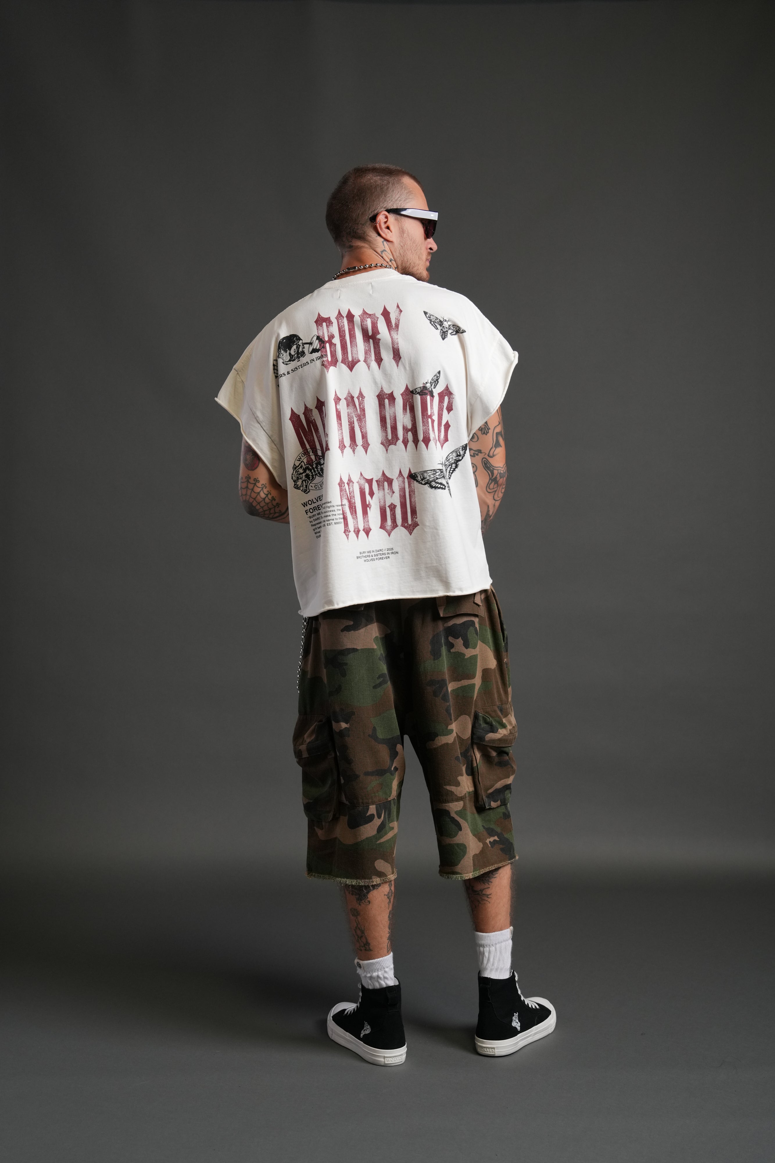 Bury Me in Darc Forever Grunge Cut-Off Tee in Cream — imagem 6