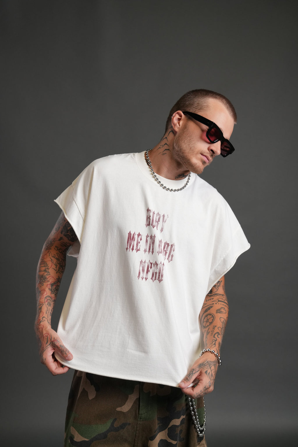Bury Me in Darc Forever Grunge Cut-Off Tee in Cream — imagem 2