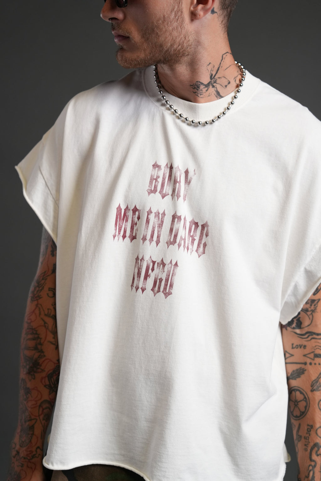 Bury Me in Darc Forever Grunge Cut-Off Tee in Cream — imagem 7