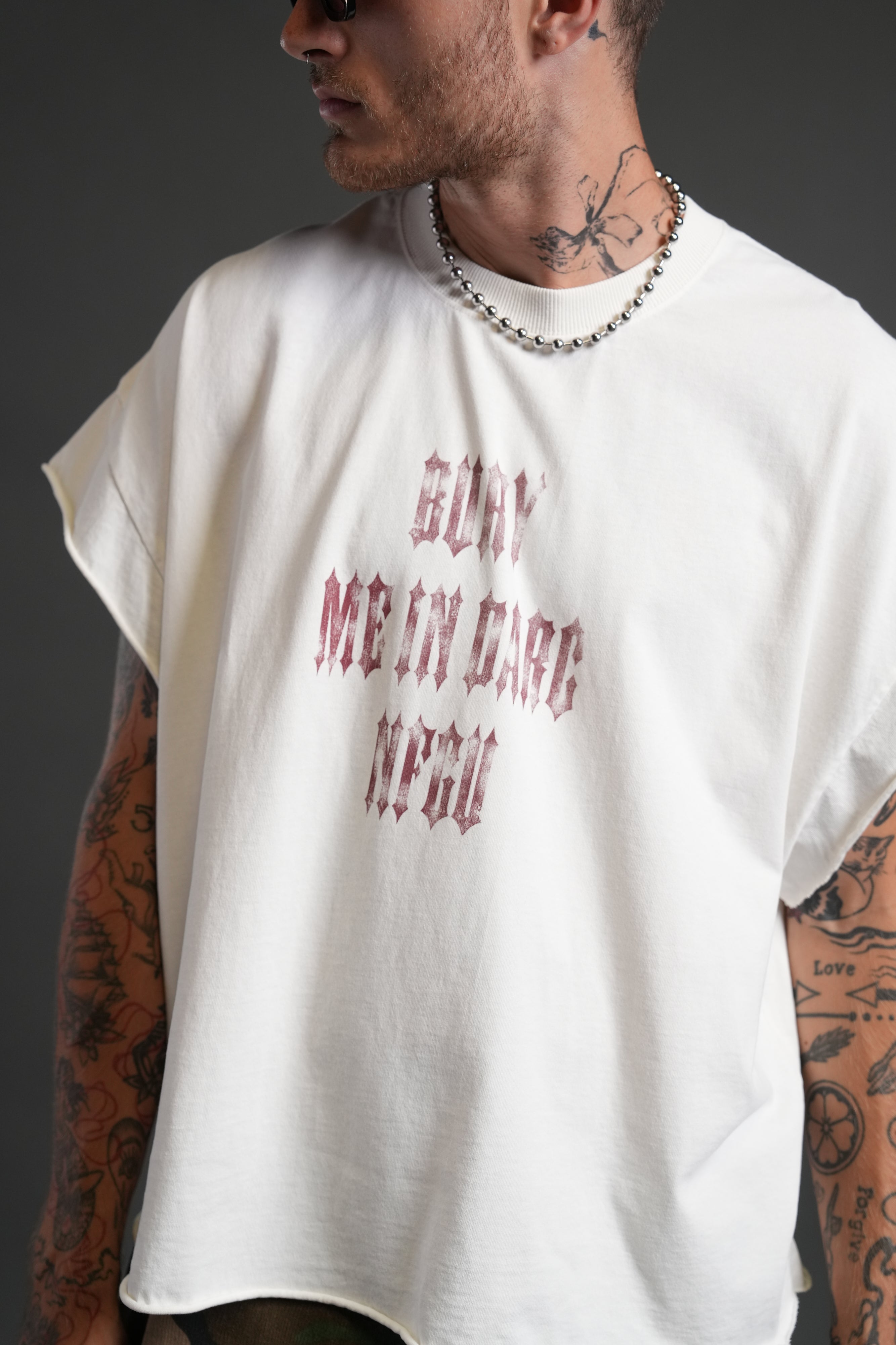 Bury Me in Darc Forever Grunge Cut-Off Tee in Cream — imagem 7