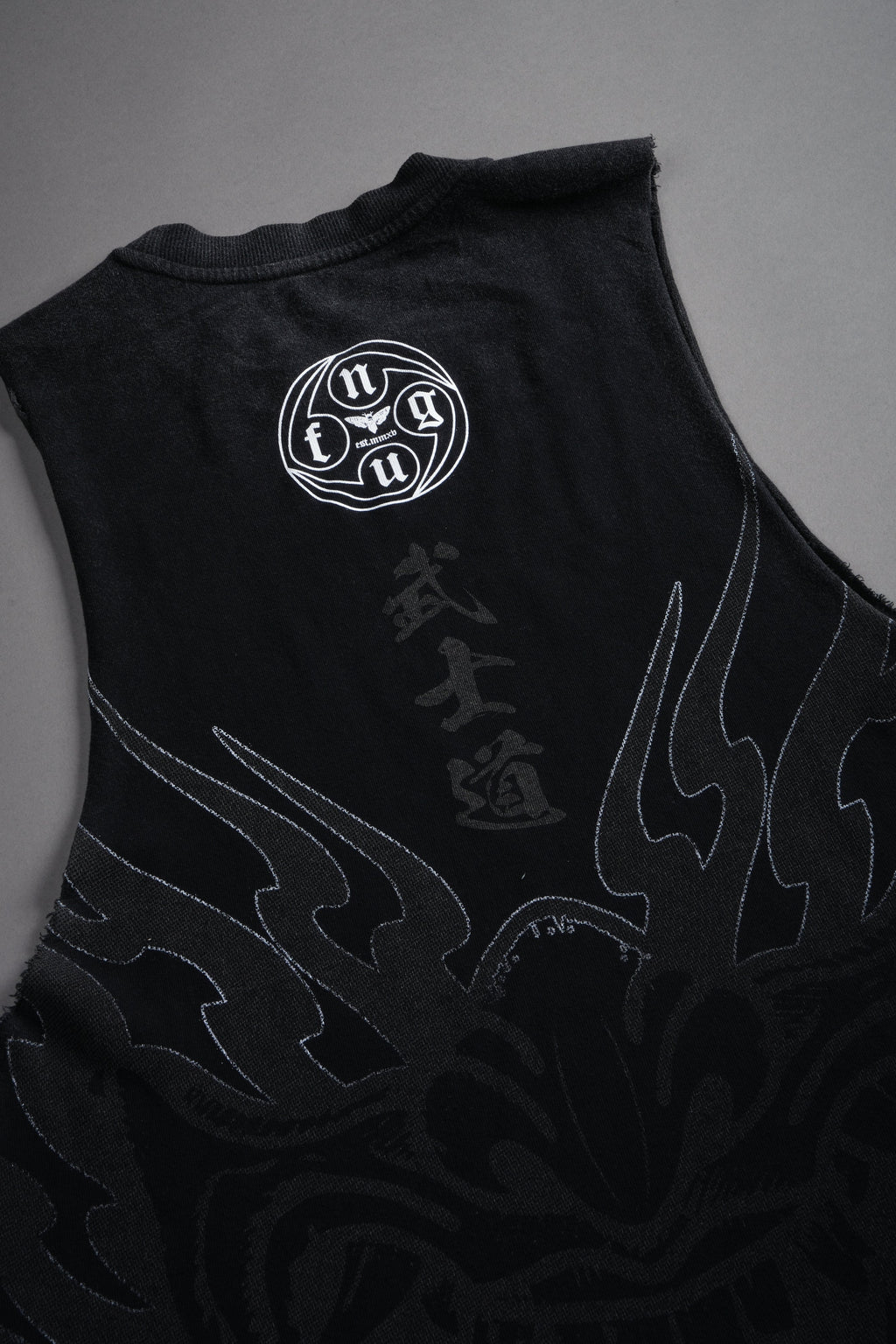 Half Mask Tommy Muscle Tee in Black — imagem 12