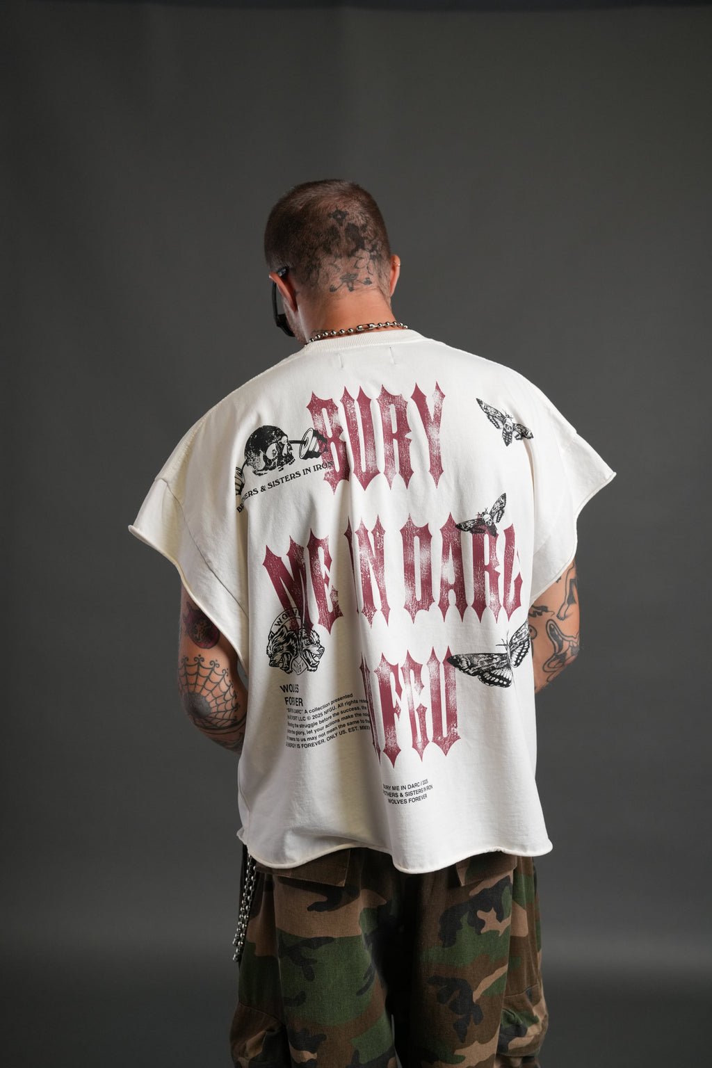 Bury Me in Darc Forever Grunge Cut-Off Tee in Cream — imagem 4