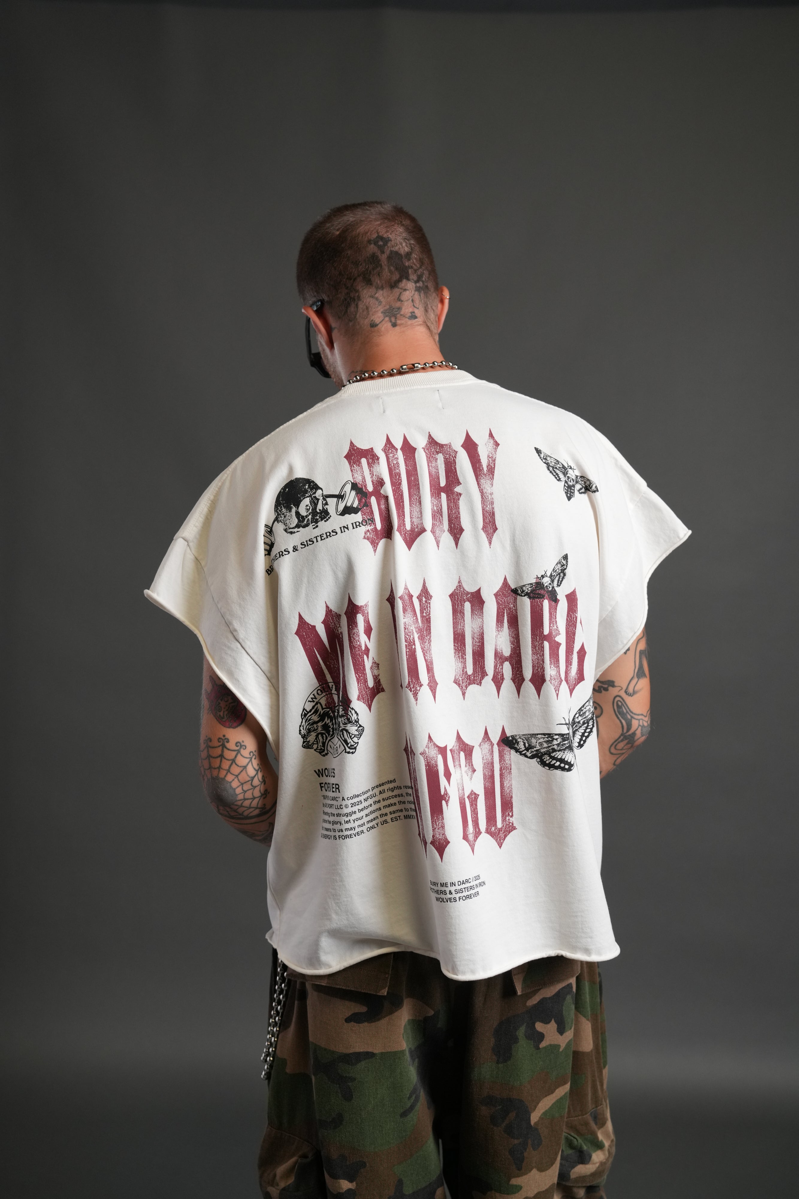 Bury Me in Darc Forever Grunge Cut-Off Tee in Cream — imagem 4