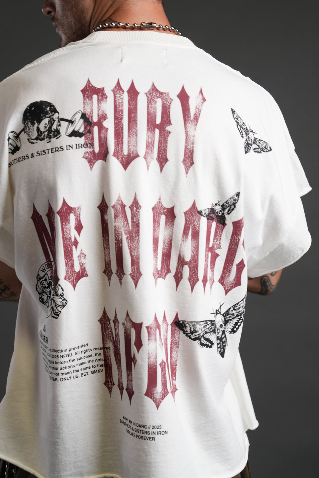 Bury Me in Darc Forever Grunge Cut-Off Tee in Cream — imagem 8