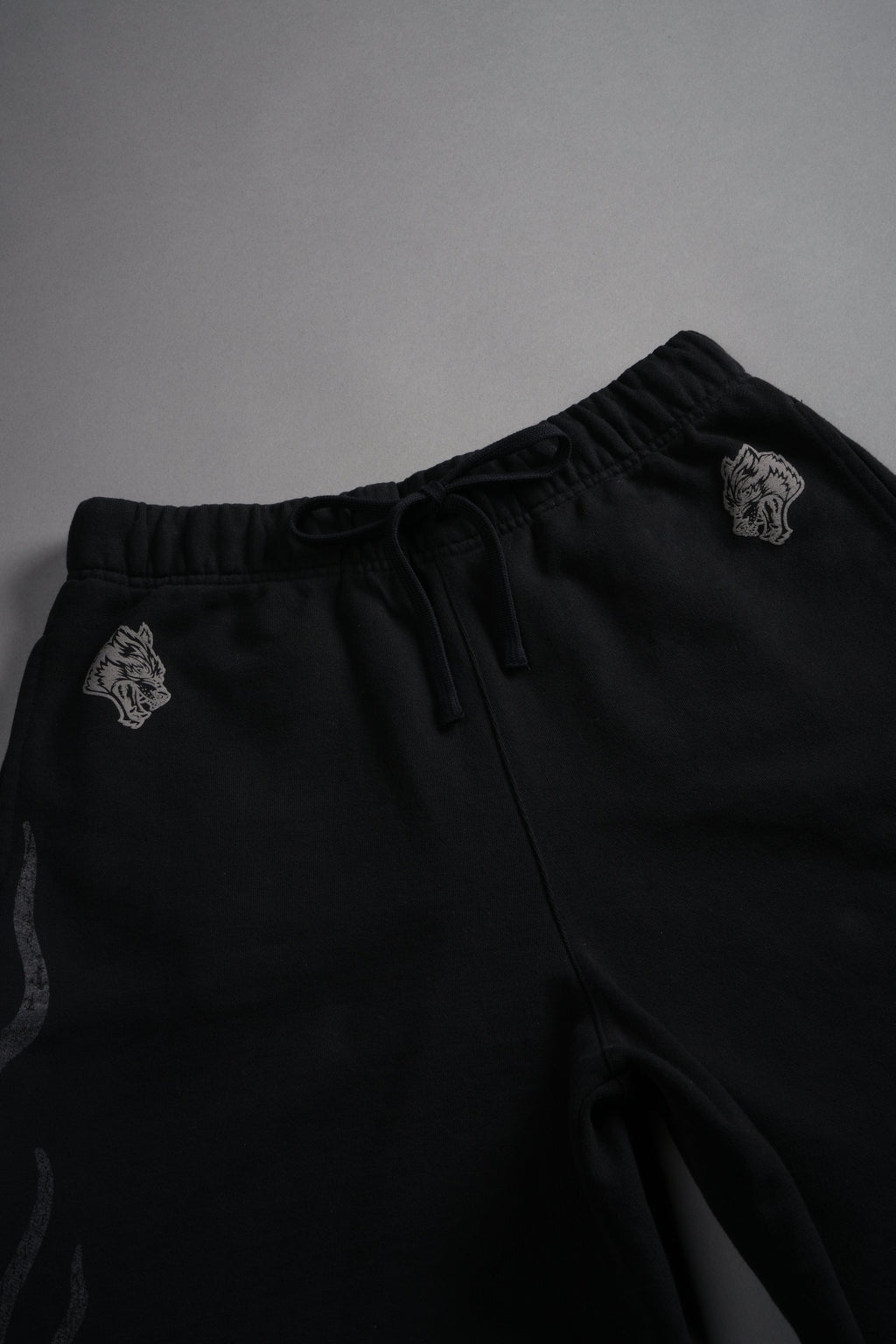 Fight Or Flight Grunge Oversized Raw Hem Post Lounge Sweat Shorts in Black — imagem 12