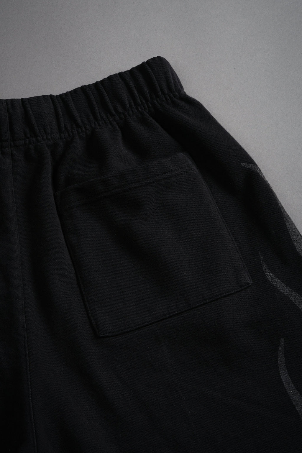 Fight Or Flight Grunge Oversized Raw Hem Post Lounge Sweat Shorts in Black — imagem 13