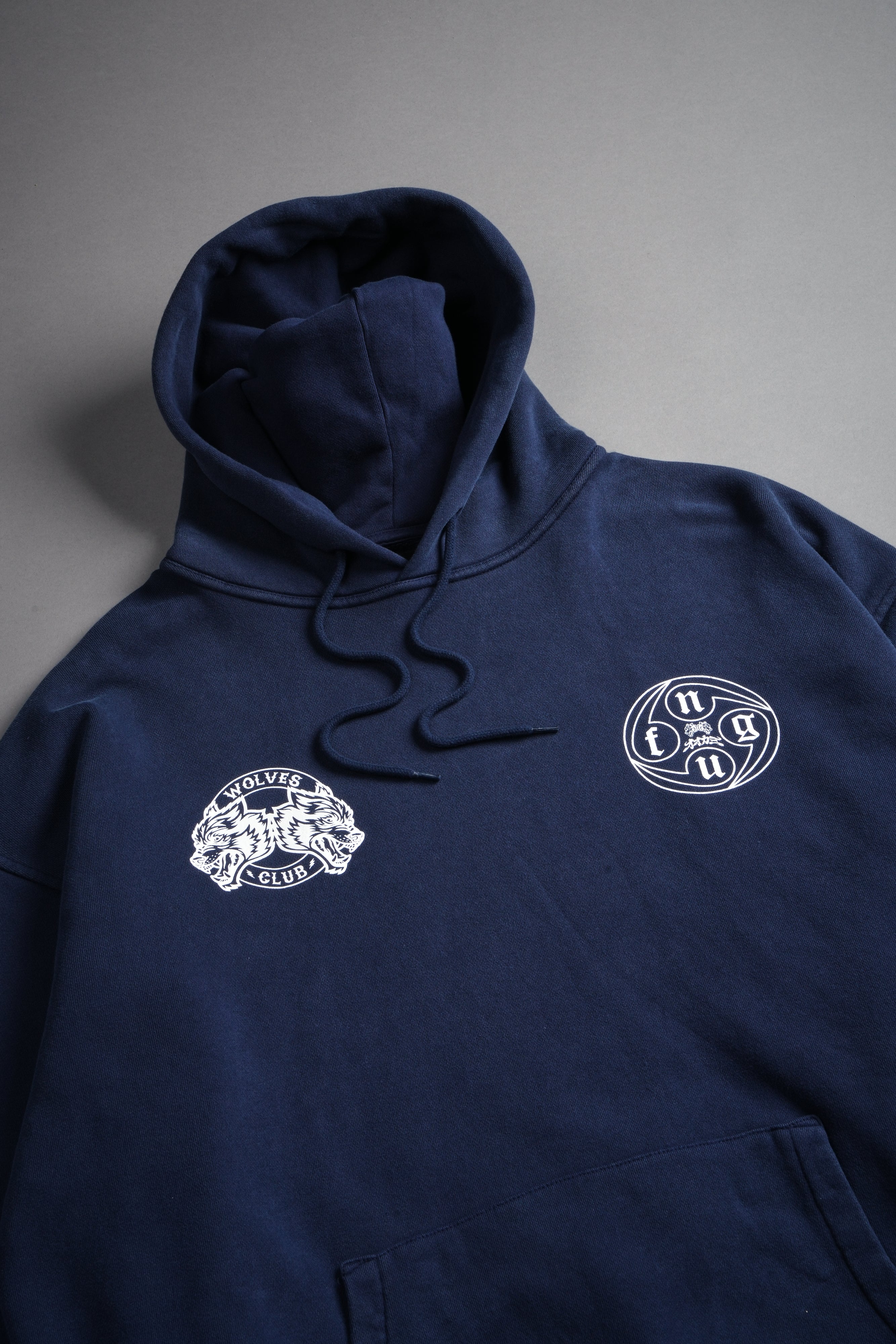 Kazoku Okami Bishop Hoodie in Navy — imagem 15