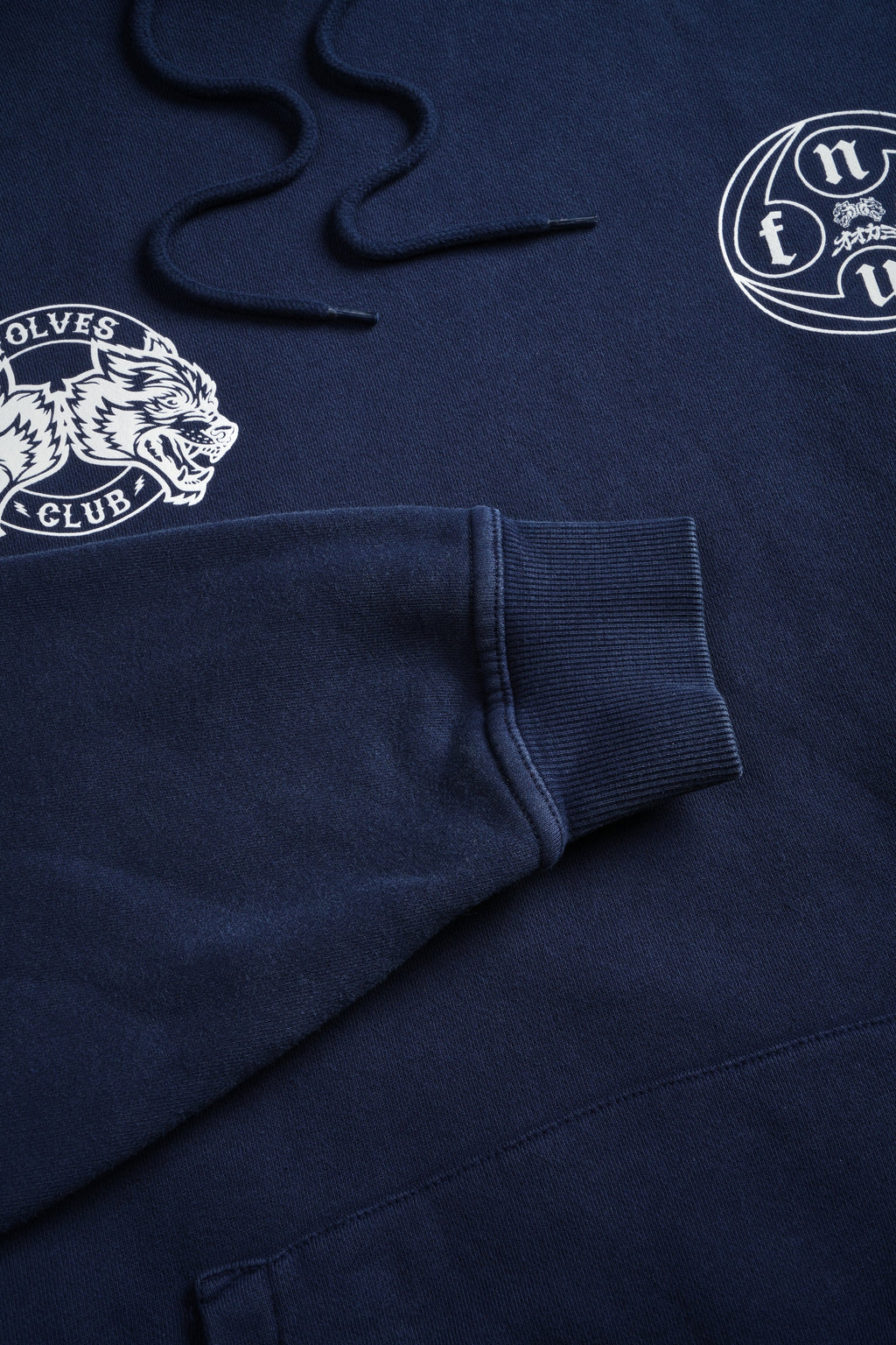 Kazoku Okami Bishop Hoodie in Navy — imagem 16