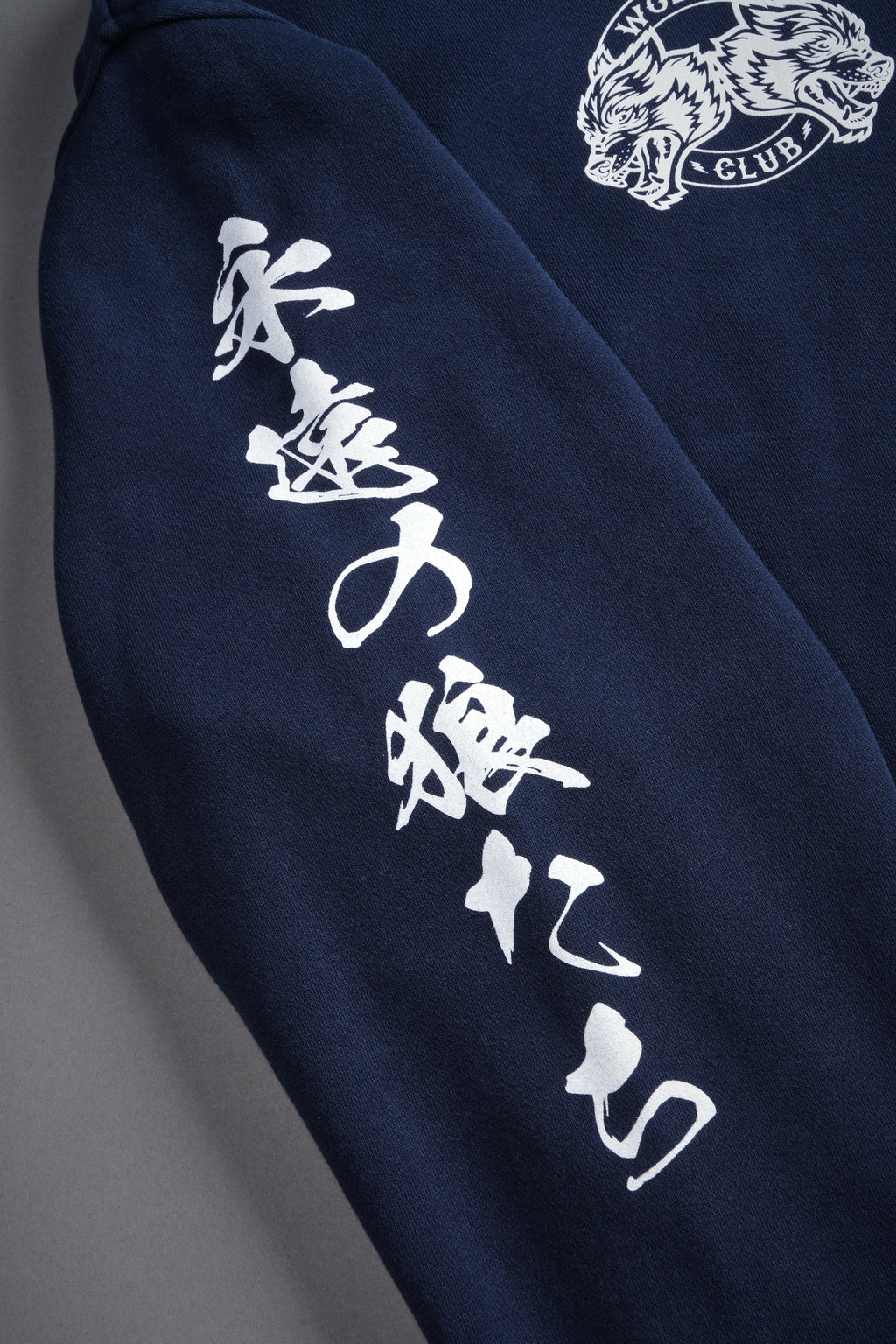 Kazoku Okami Bishop Hoodie in Navy — imagem 17