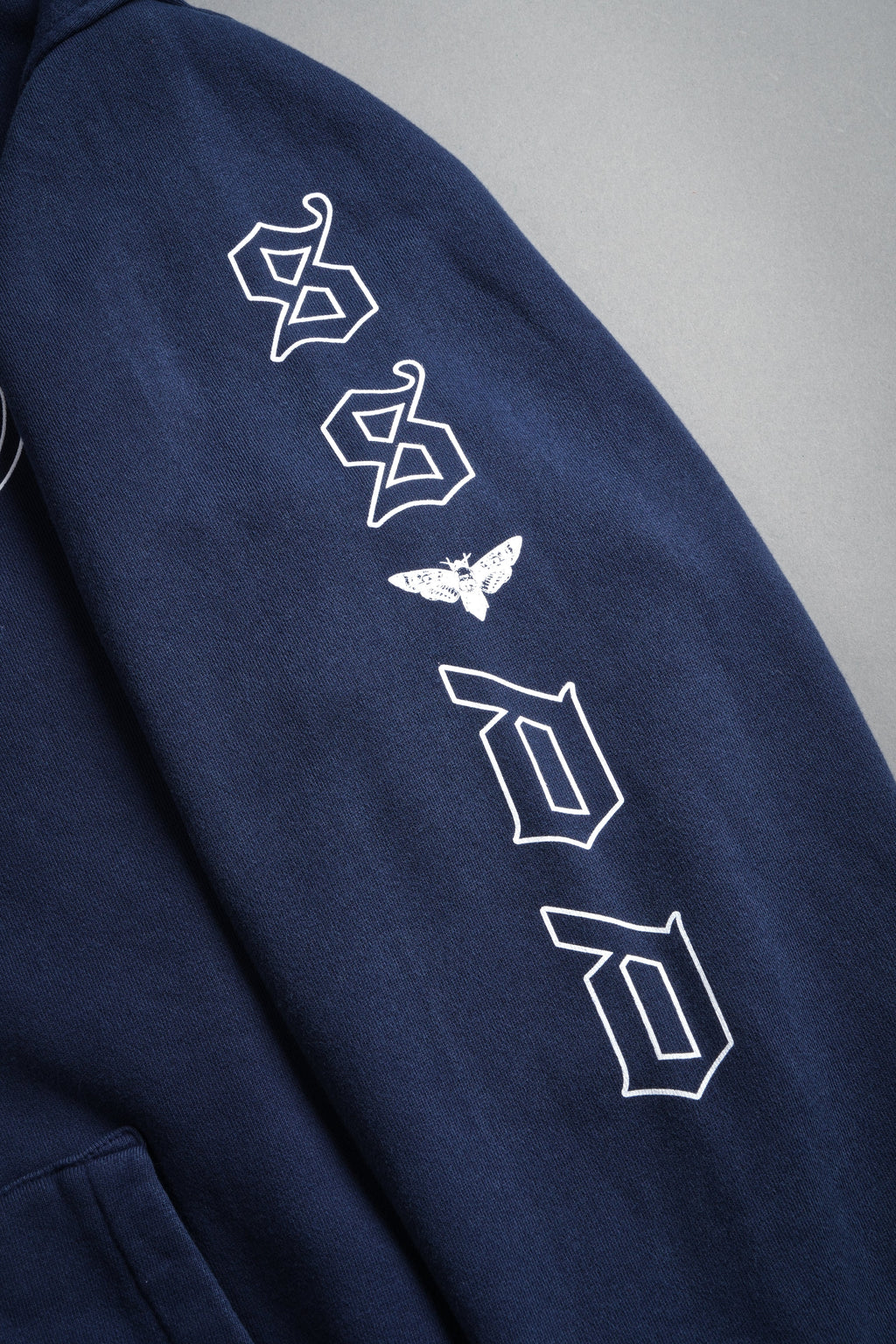 Kazoku Okami Bishop Hoodie in Navy — imagem 18