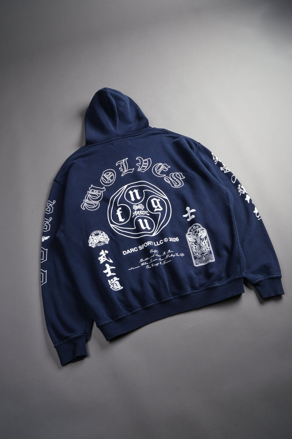 Kazoku Okami Bishop Hoodie in Navy — imagem 19