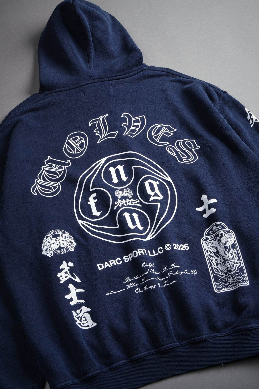 Kazoku Okami Bishop Hoodie in Navy — imagem 20