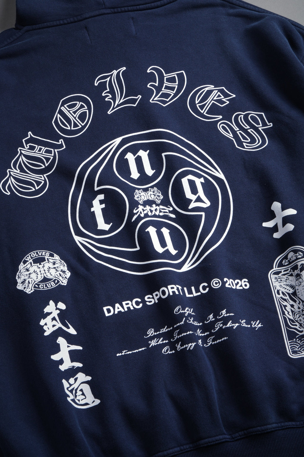 Kazoku Okami Bishop Hoodie in Navy — imagem 21