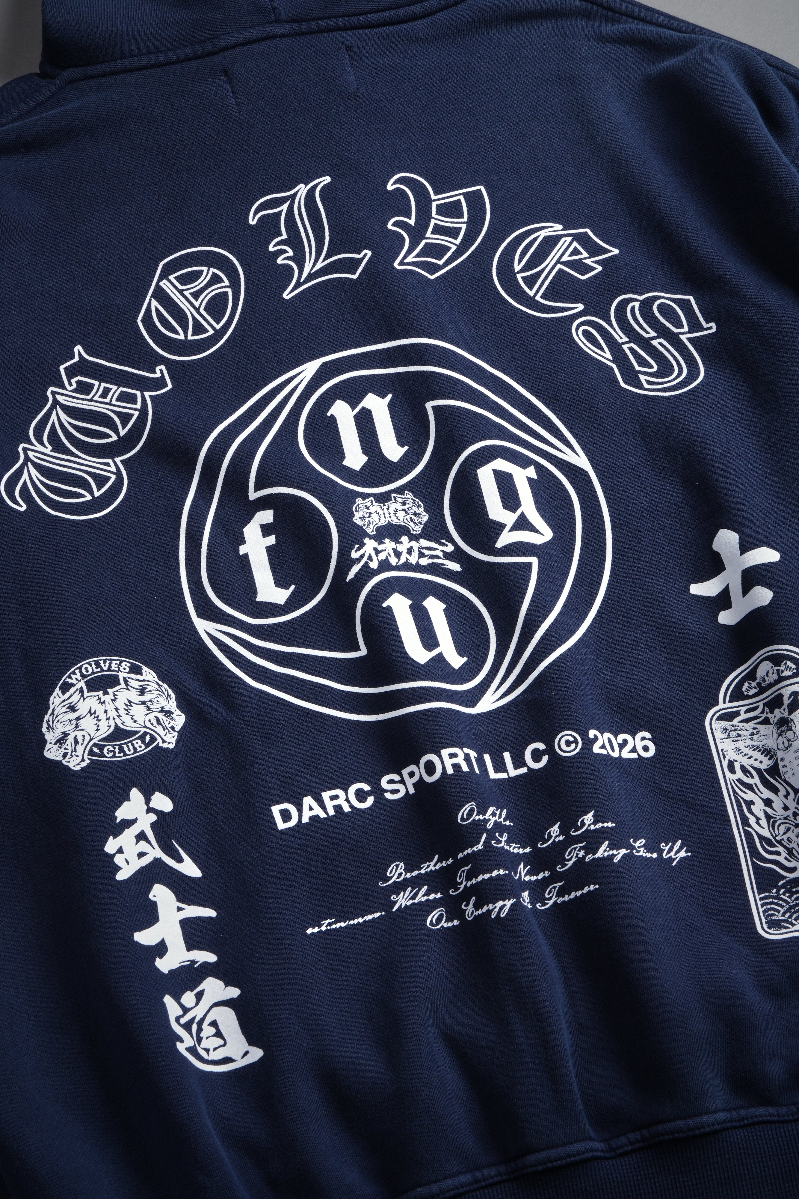 Kazoku Okami Bishop Hoodie in Navy — imagem 21