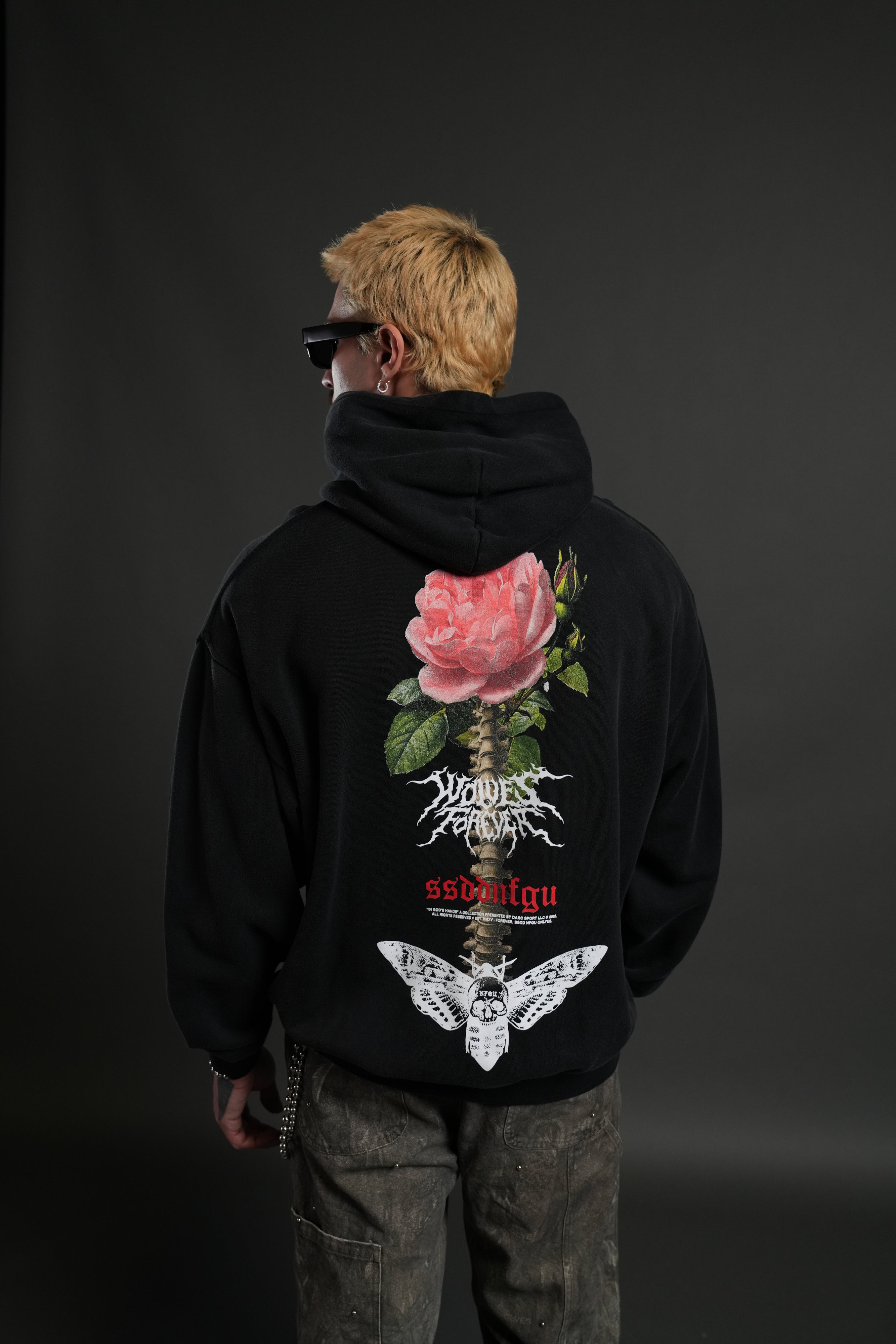 Mori Rose "Pierce" Hoodie in Black Drift Wash — imagem 4