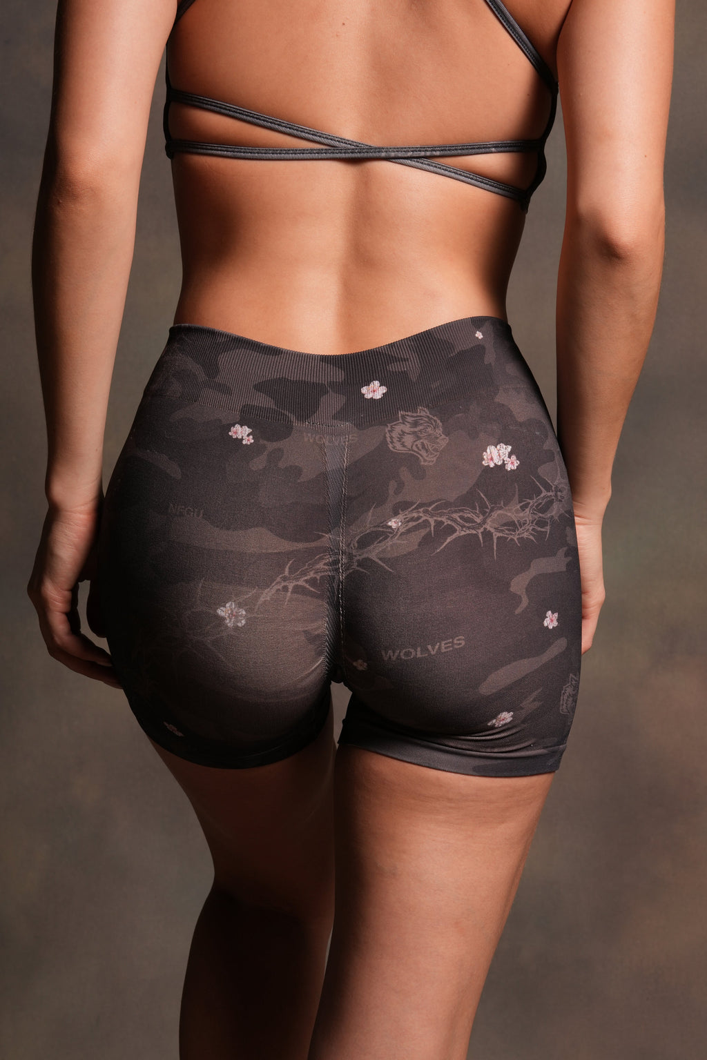 Dual Wolf Harlow Soft Seamless Shorts in Warrior In A Garden Black Camo - imagem 2