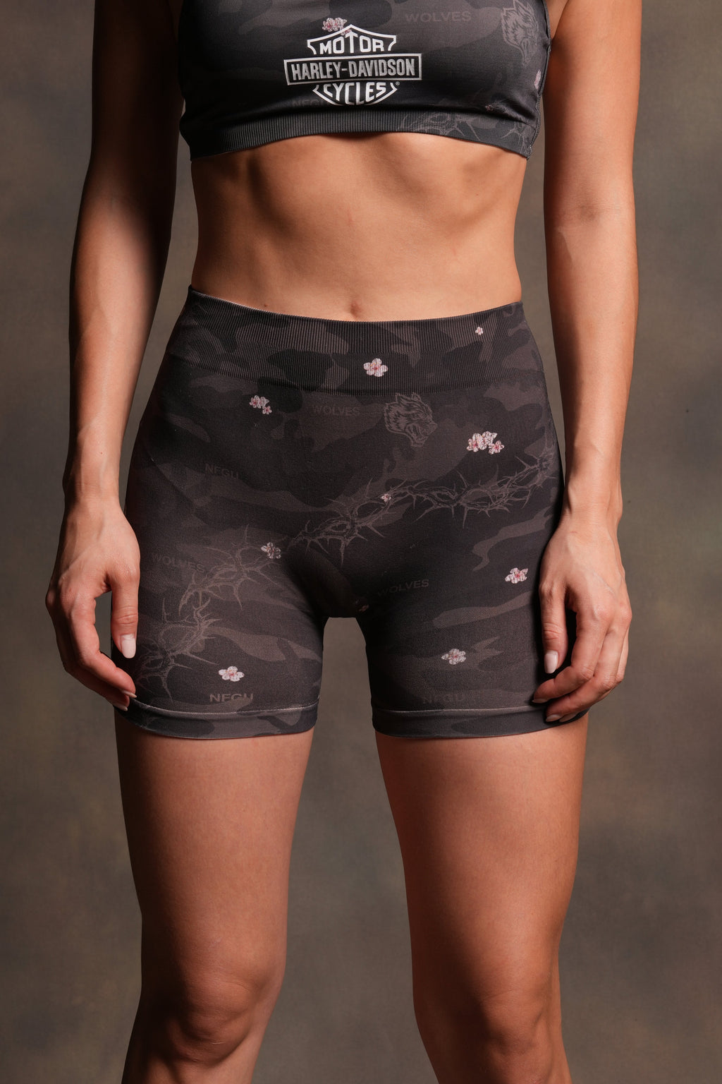 Dual Wolf Harlow Soft Seamless Shorts in Warrior In A Garden Black Camo - imagem 1