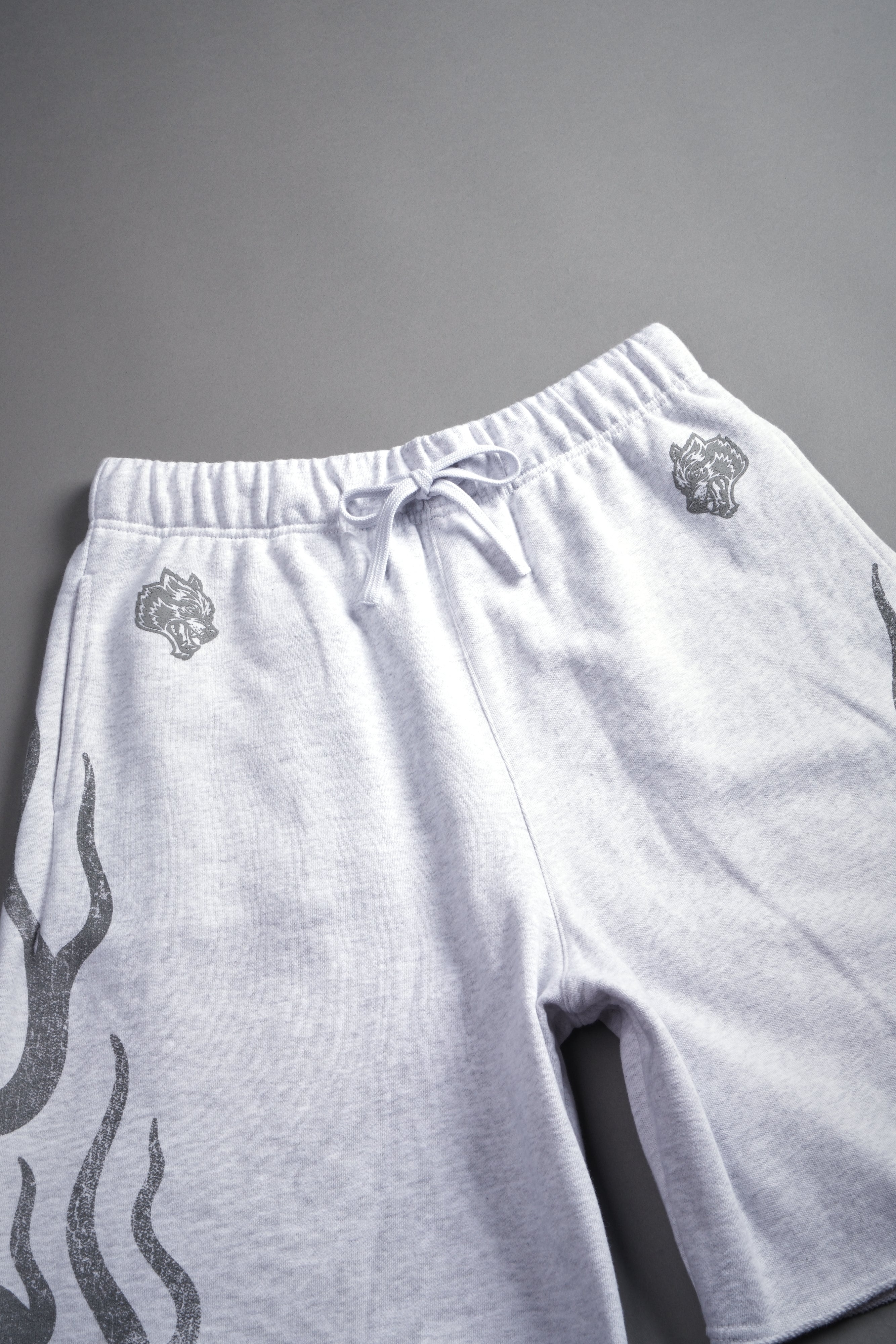 Fight Or Flight Grunge Oversized Raw Hem Post Lounge Sweat Shorts in Super Light Athletic Gray — imagem 12