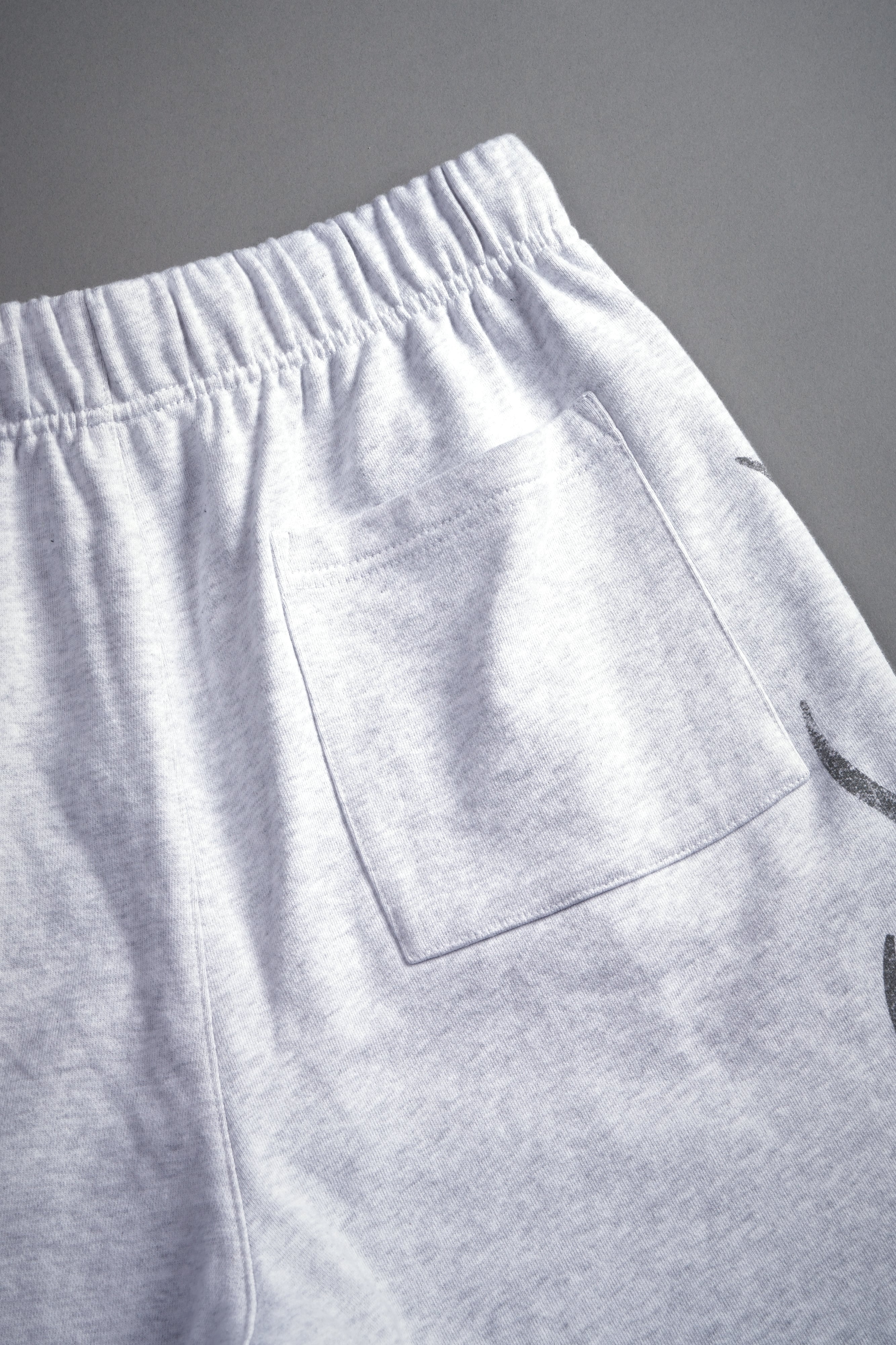 Fight Or Flight Grunge Oversized Raw Hem Post Lounge Sweat Shorts in Super Light Athletic Gray — imagem 13