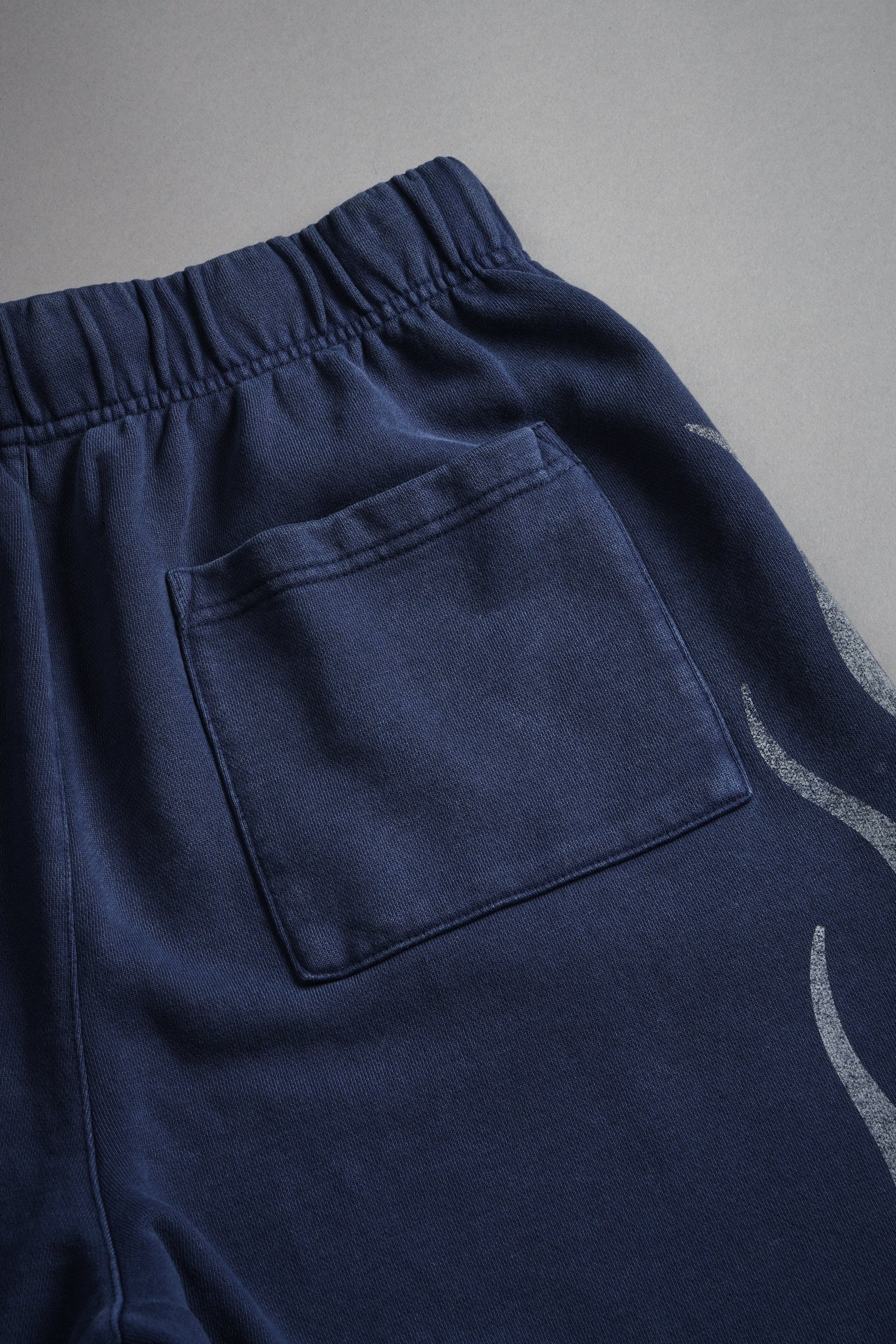 Fight Or Flight Grunge Oversized Raw Hem Post Lounge Sweat Shorts in Navy — imagem 13