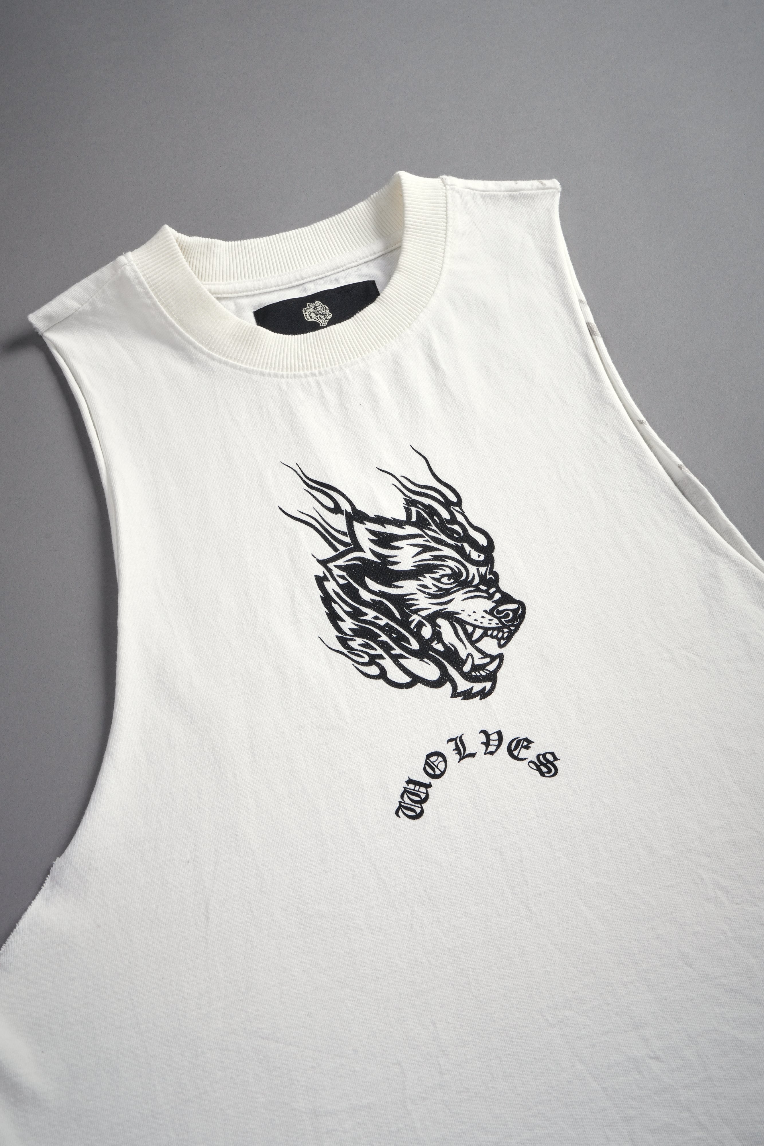 Okami Inferno Grunge Raw Hem Box Cut Tommy Muscle Tee in Cream — imagem 9