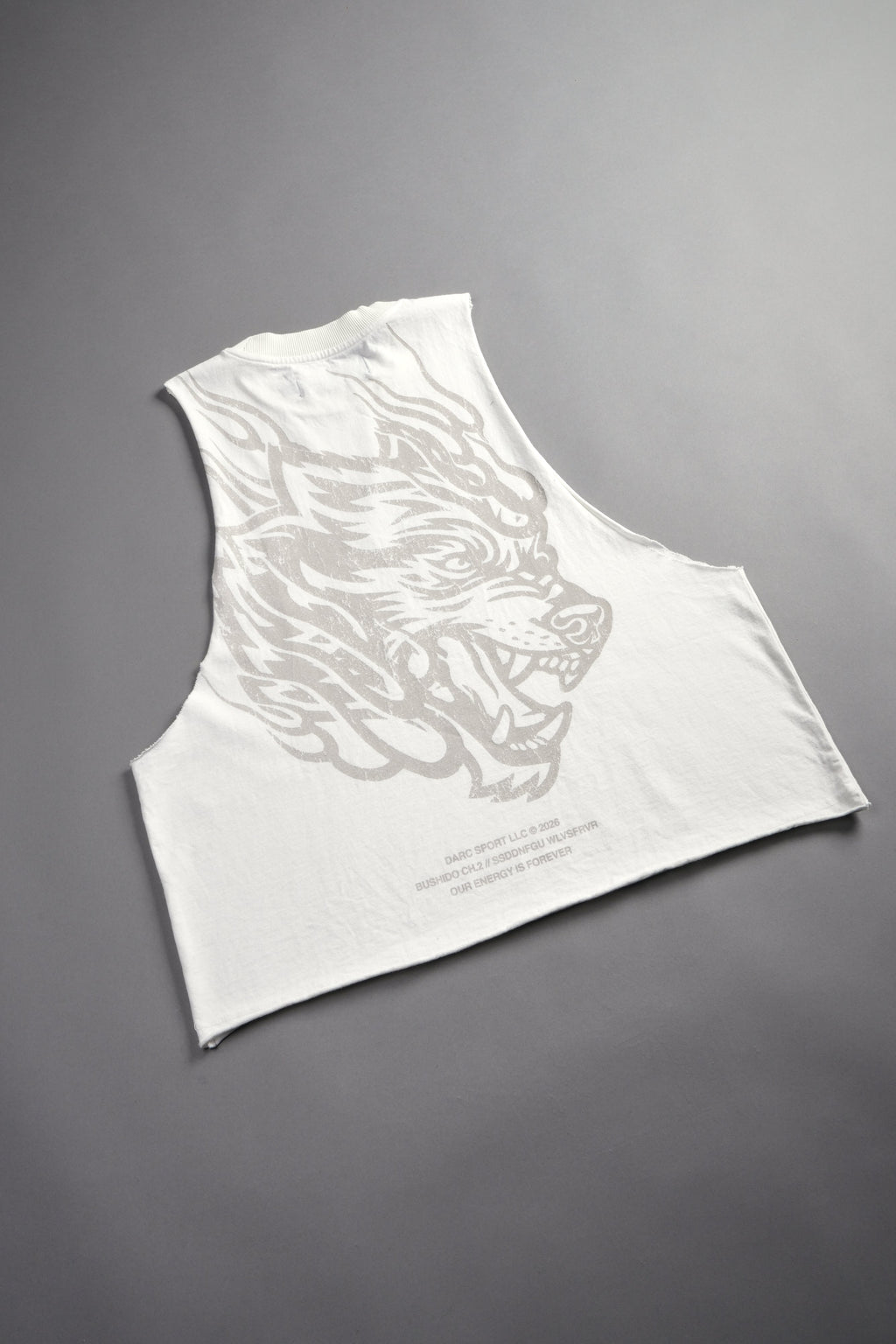 Okami Inferno Grunge Raw Hem Box Cut Tommy Muscle Tee in Cream — imagem 10