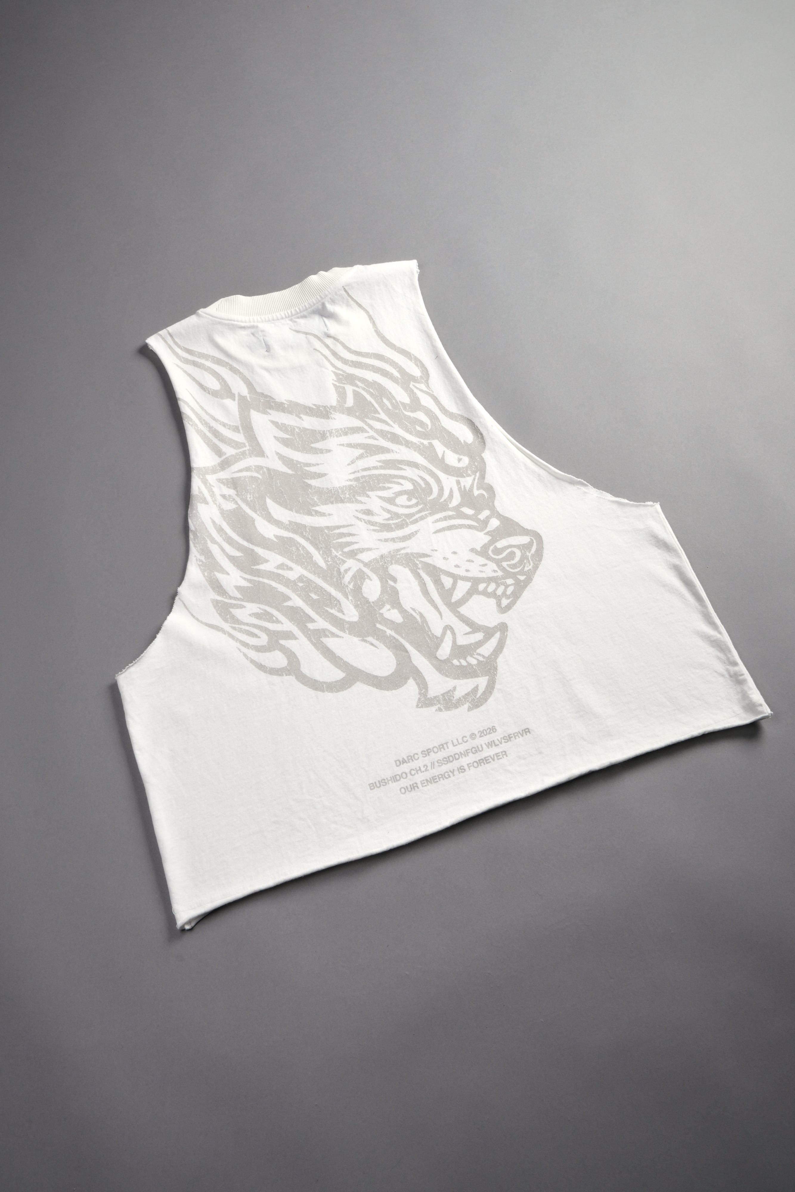 Okami Inferno Grunge Raw Hem Box Cut Tommy Muscle Tee in Cream — imagem 10