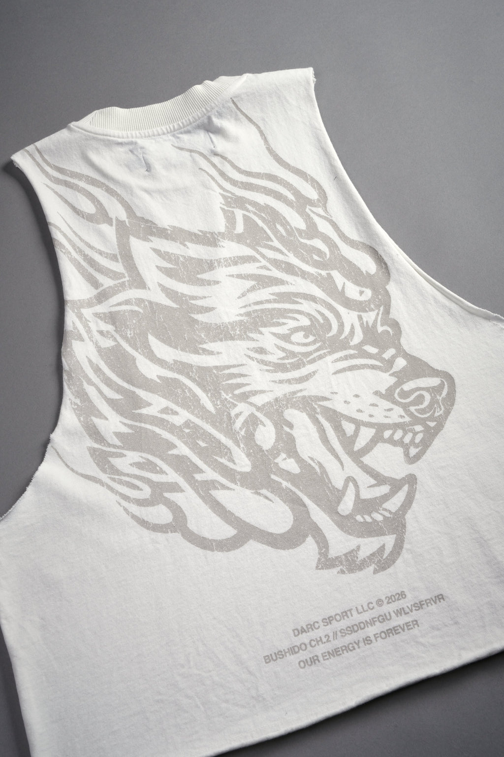 Okami Inferno Grunge Raw Hem Box Cut Tommy Muscle Tee in Cream — imagem 11